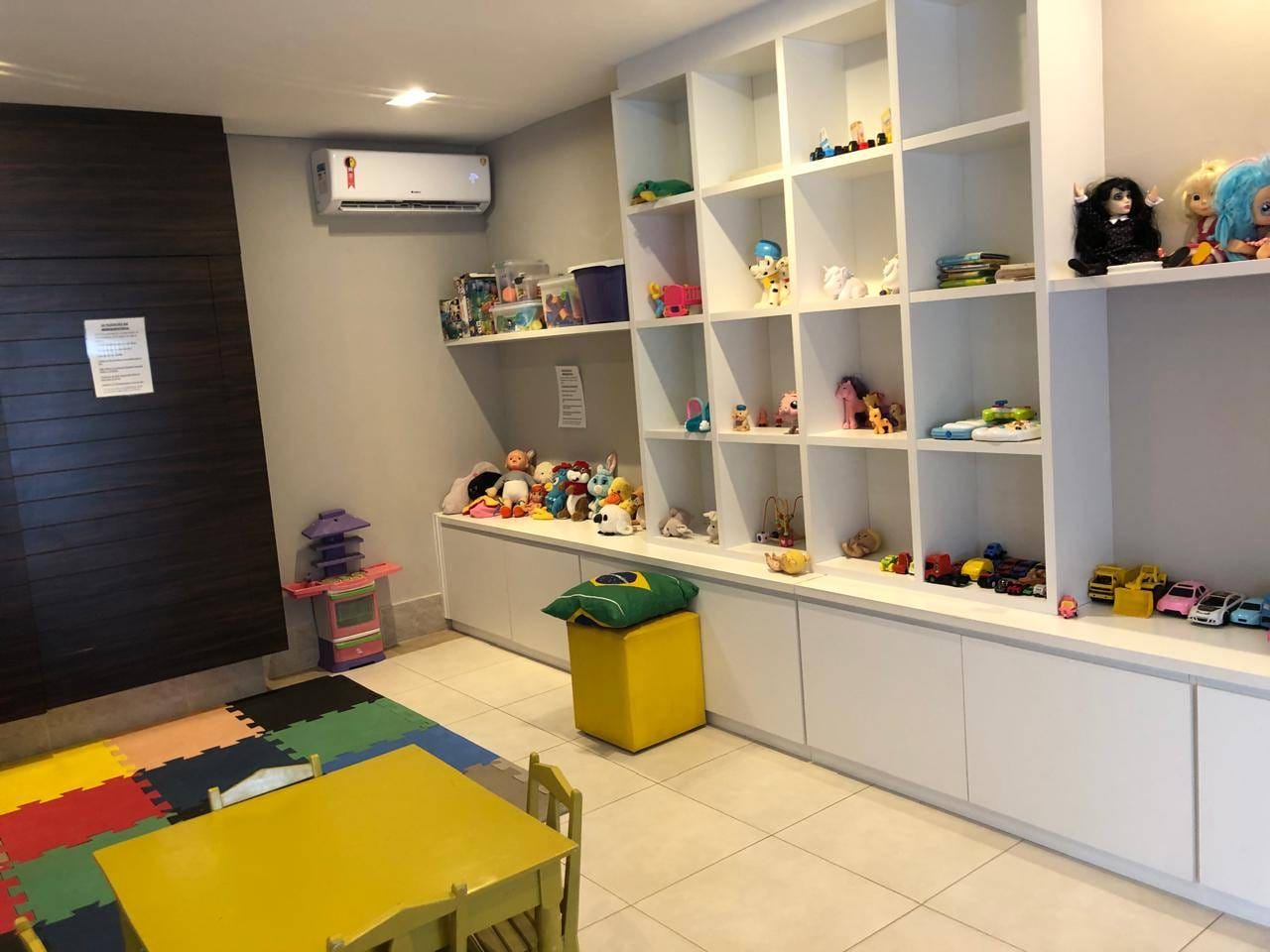 Apartamento à venda, Edifício Mirante do Lago, 76m² úteis, 3 quartos sendo 1 suíte, sacada com churrasqueira - Gleba Fazenda Palhano, Londrina, P