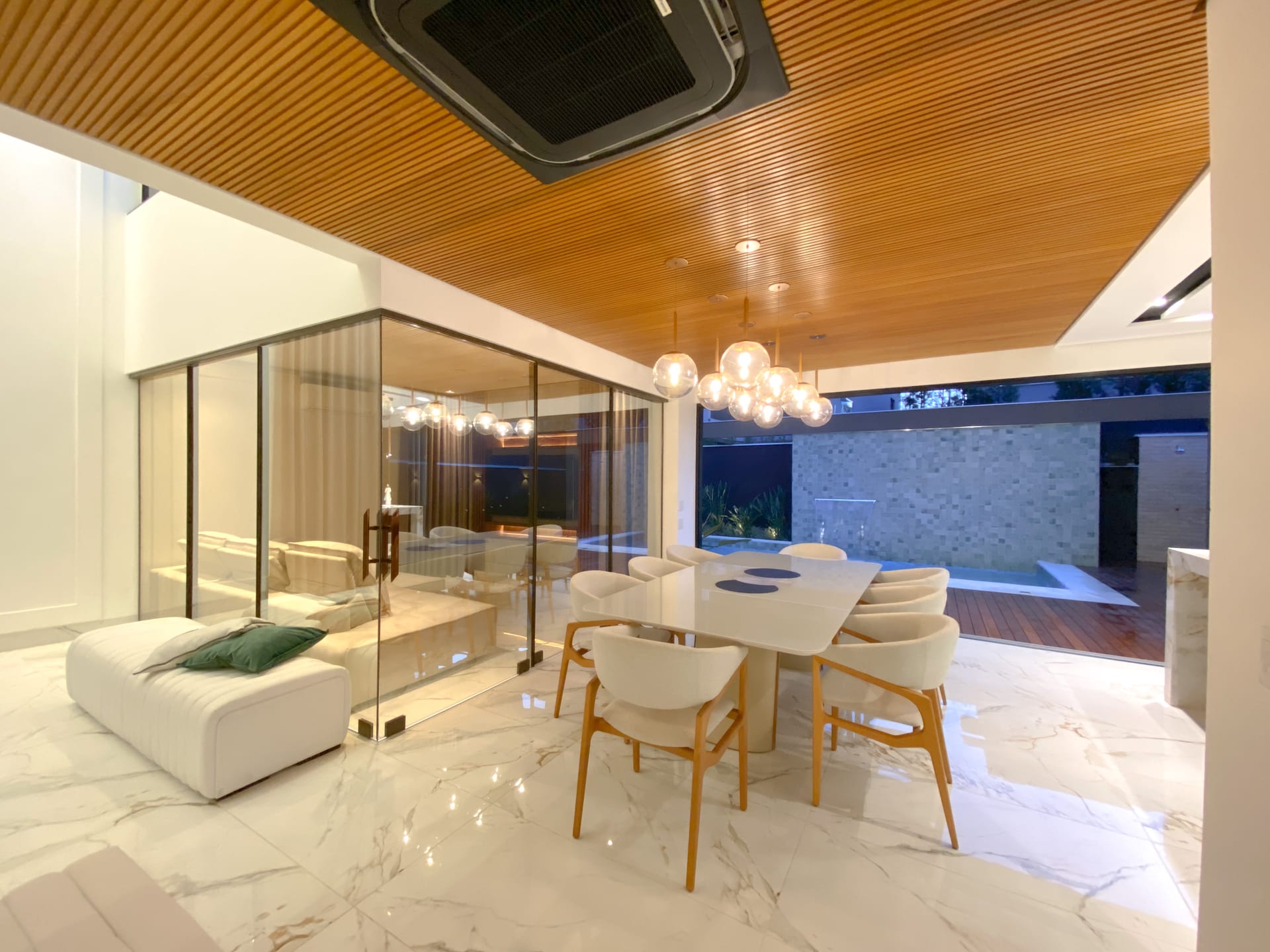 Sobrado à Venda, 302m² úteis,  3 suítes, decorado no Cond.Vivenda Vivendas do Arvoredo, Londrina, PR