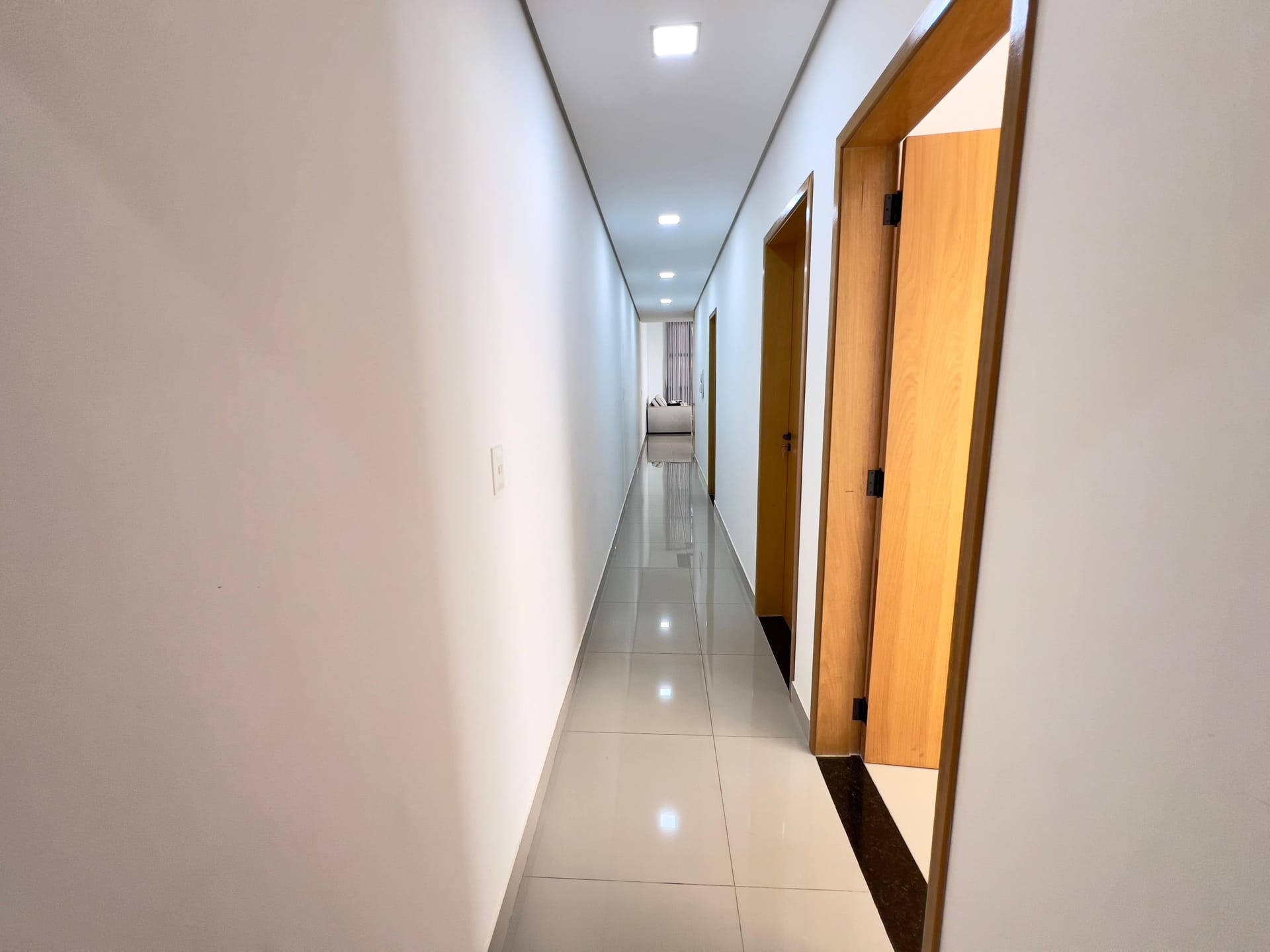 Casa à venda, Bairro Monte Carlo, Pé Direito Alto, 3 quartos sendo 1 Suite, Proximo ao Aeroporto, Londrina PR