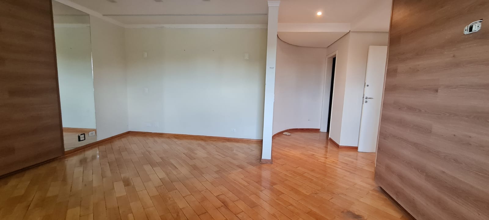 Sobrado à Venda, residencial ou comercial prox a Av Maringá, 440m² úteis, 5 quartos sendo 3 suítes, e 2 com sacada, piscina, 4 vagas - Iguaçu, Lo