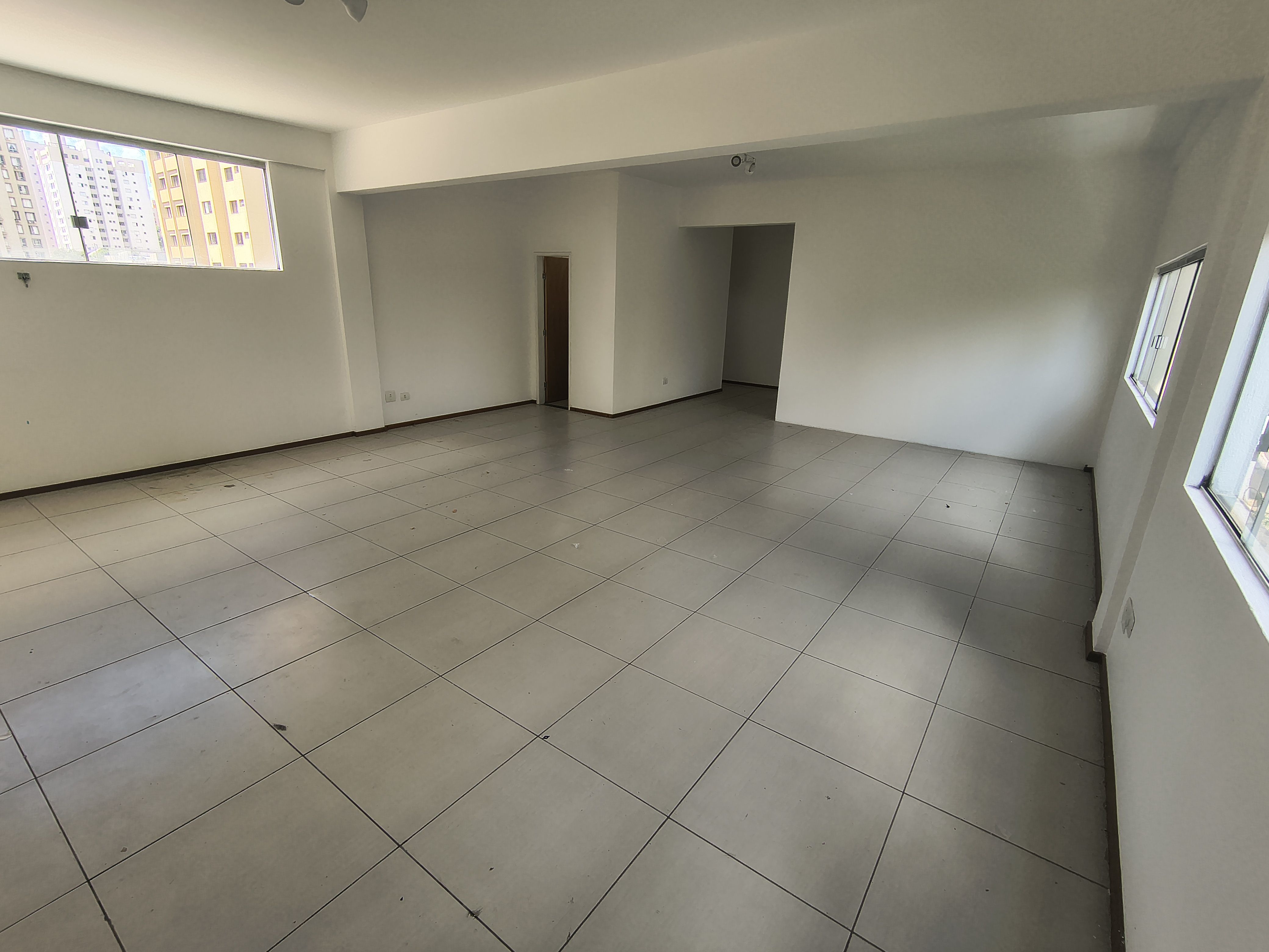 Sala para locação, Rua Pará, centro, 100M² úteis, 2 banheiros. Londrina-PR