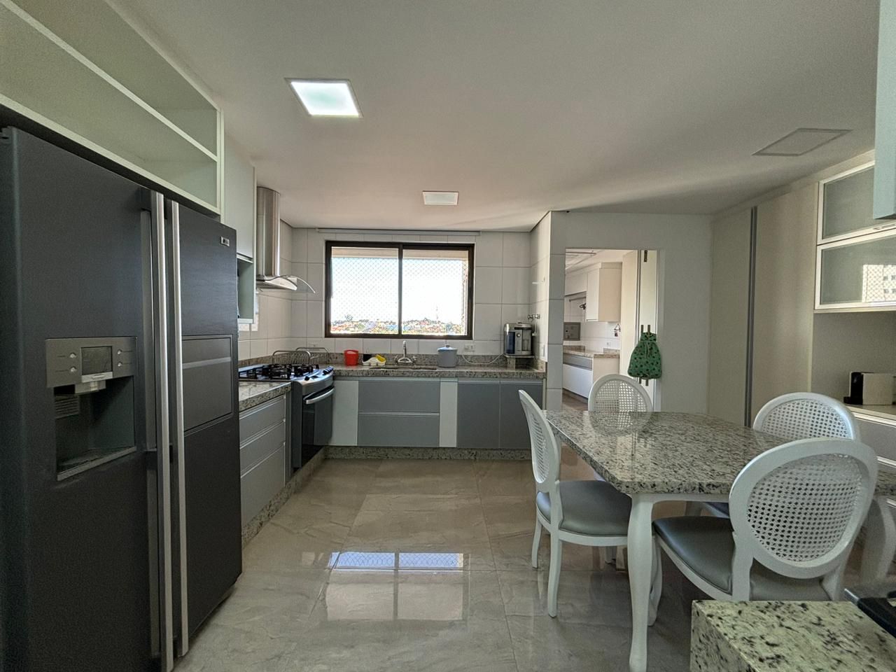 Apartamento à venda - 240m² úteis, 4 quartos sendo 2 suítes/ andar alto / 4 vagas de garagem /  PALAZZO VERONESI - Londrina/PR