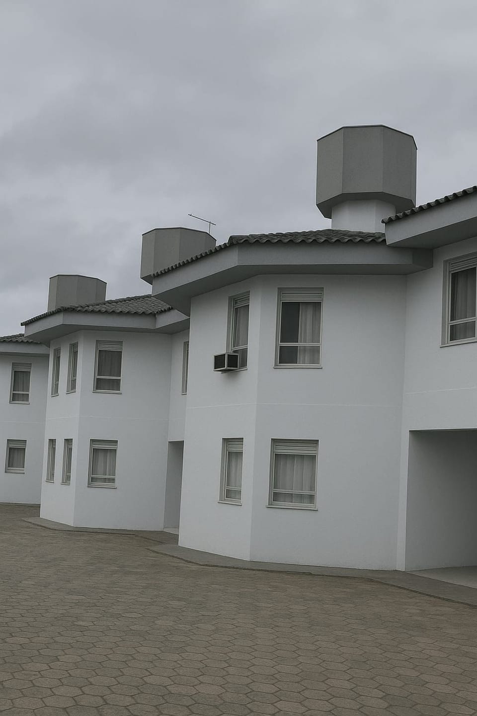 Sobrado à venda, Condomínio Saint German, 111m² privativos, 3 quartos, sol da manhã, mobiliado, Cambijú, Itapoá, SC