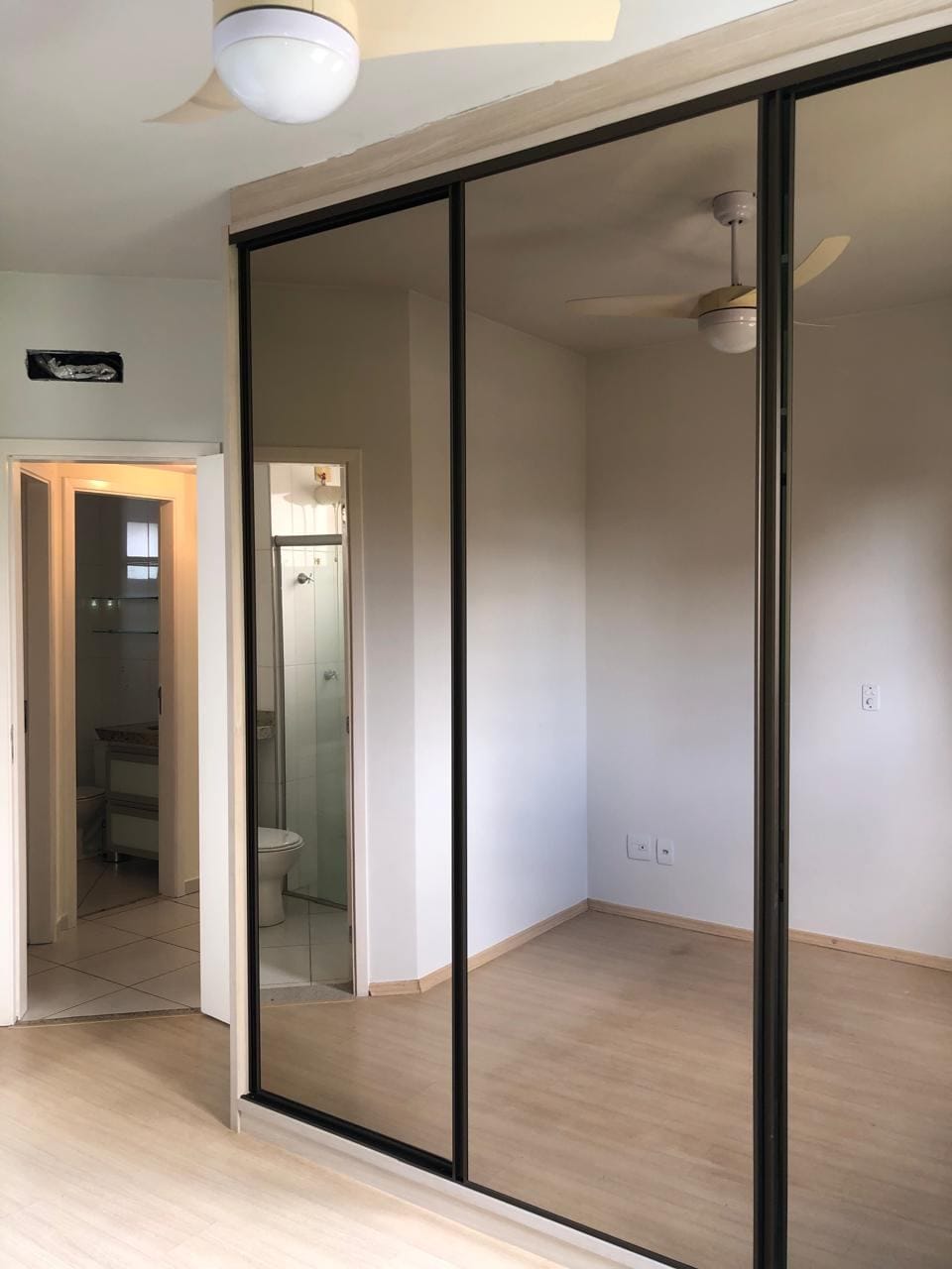Apartamento à venda, Edifício Mirante do Lago, 76m² úteis, 3 quartos sendo 1 suíte, sacada com churrasqueira - Gleba Fazenda Palhano, Londrina, P