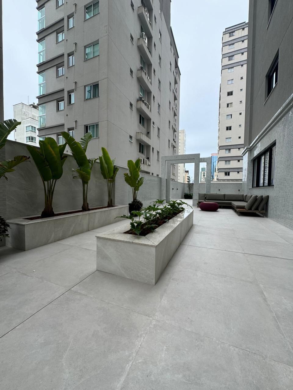 Apartamento novo à venda, 400m² da praia, Edifício Fiori Del Mare Residenziale, 3 suítes, 2 vagas de garagem, Itapema/SC.