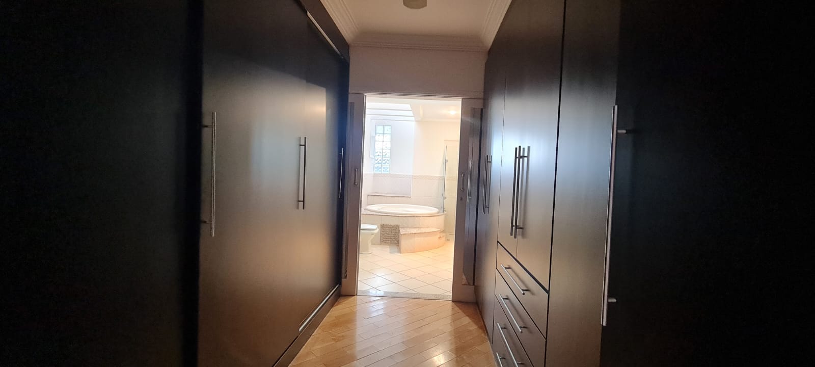 Sobrado à Venda, residencial ou comercial prox a Av Maringá, 440m² úteis, 5 quartos sendo 3 suítes, e 2 com sacada, piscina, 4 vagas - Iguaçu, Lo