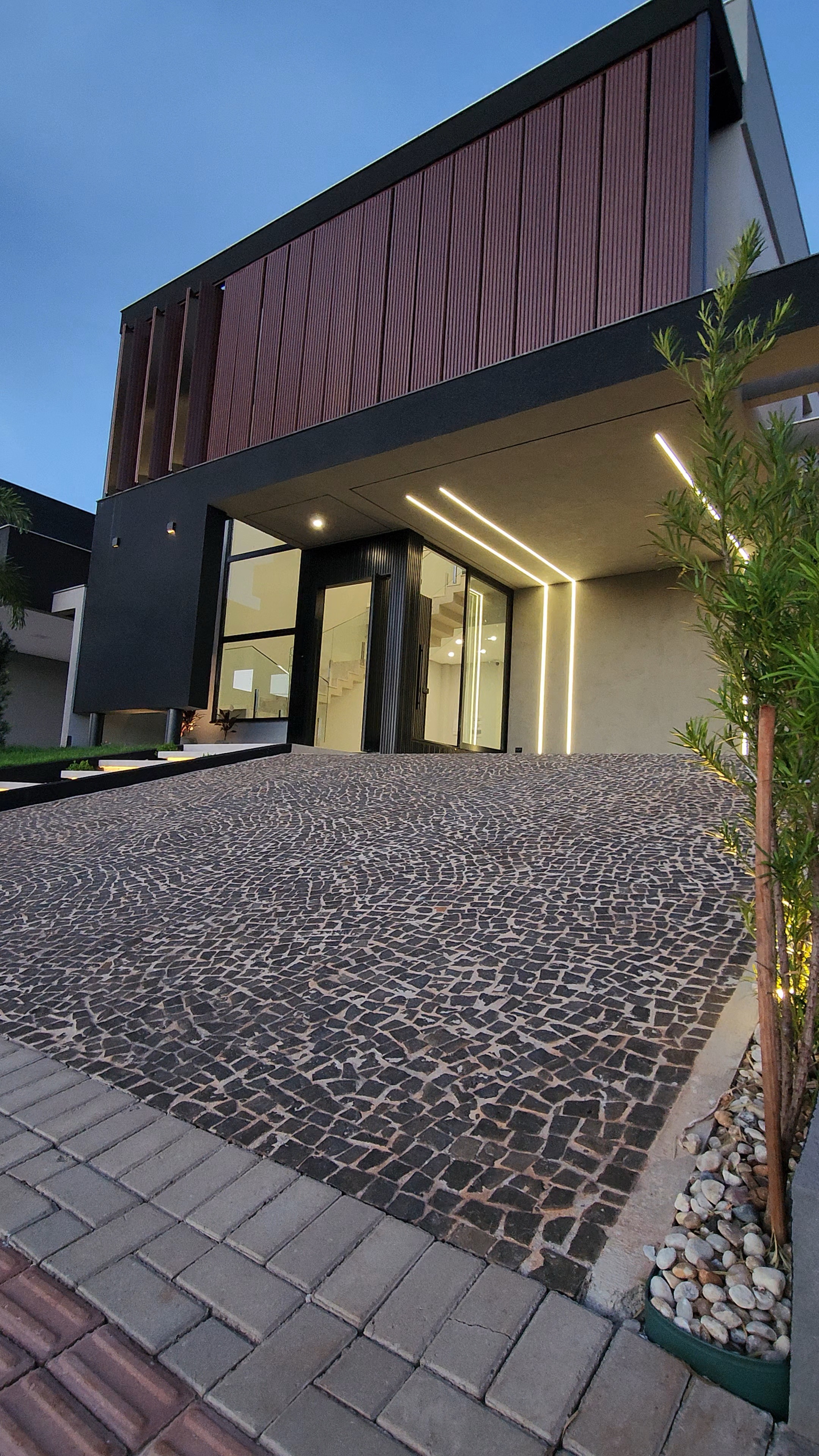 Casa em condominio à Venda, Parque Tauá Araguari, 233 m² construção, 3 suítes, hidro, piscina privativa - Jardim Morumbi, Londrina, PR