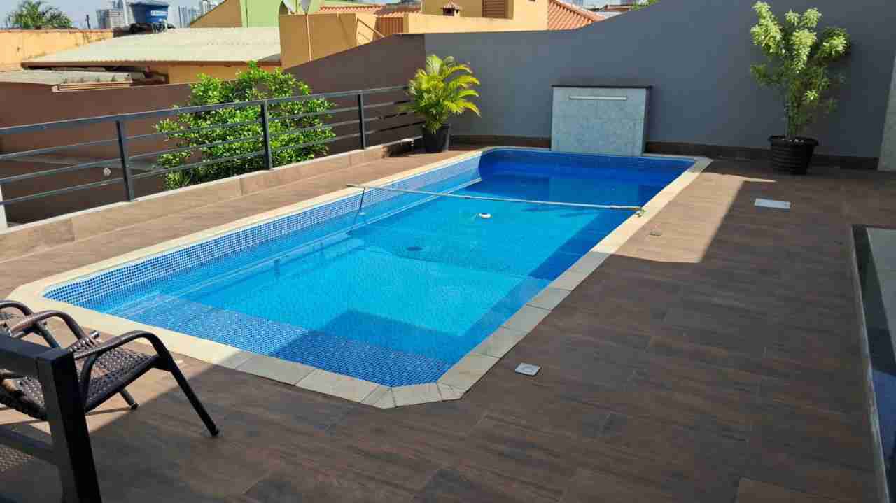Casa à venda, Jd Kobayashi, 280m² privados, com piscina, 3 quartos sendo 1 suíte, 3 vagas - Califórnia, Londrina, PR