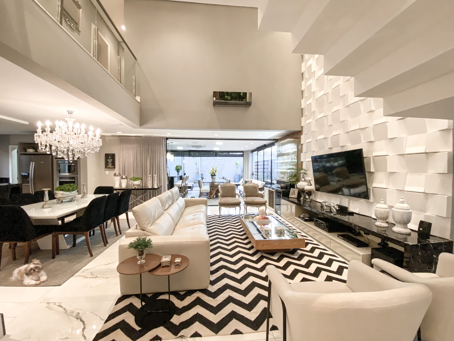 Casa venda e locação no Cond. Alphaville II, 300m² úteis, mobiliada, decorada com 4 quartos sendo 2 suítes e 2 demi-suites, piscina, hidromassage