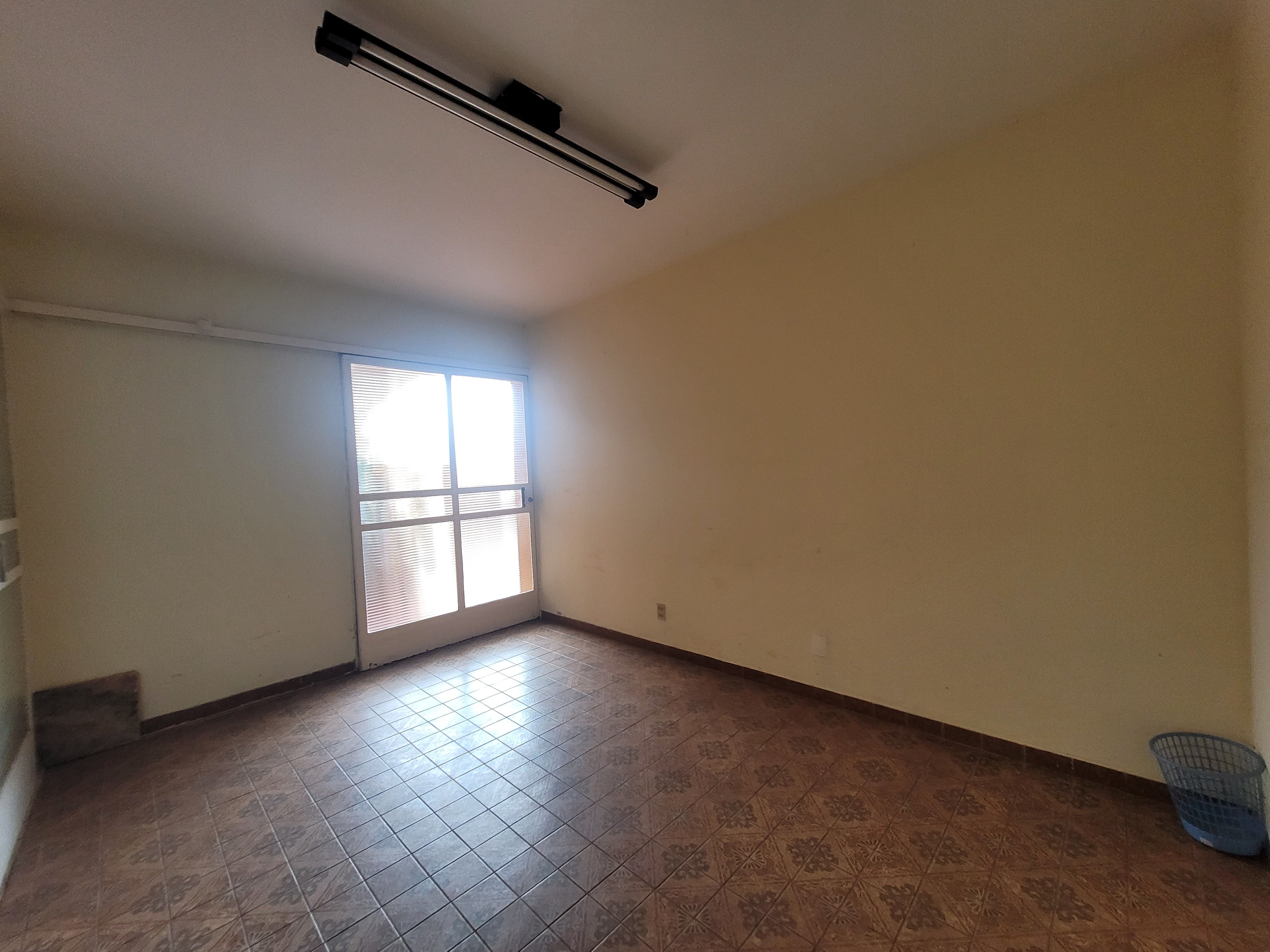 Sobrado à venda, 438m², 5 quartos sendo 3 suítes, 4 banheiros, 4 vagas de garagem no centro de Londrina, PR
