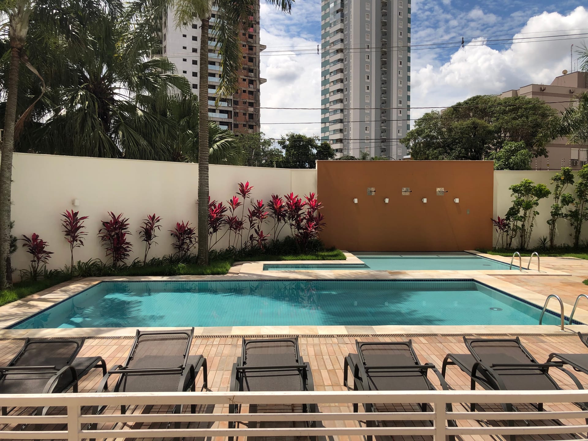 Apartamento à venda, Edifício Dolce Vita, 131,89m² úteis, 3 quartos (1 suíte), ampla varanda com churrasqueira, 2 vagas - Caiçaras, Londrina, PR