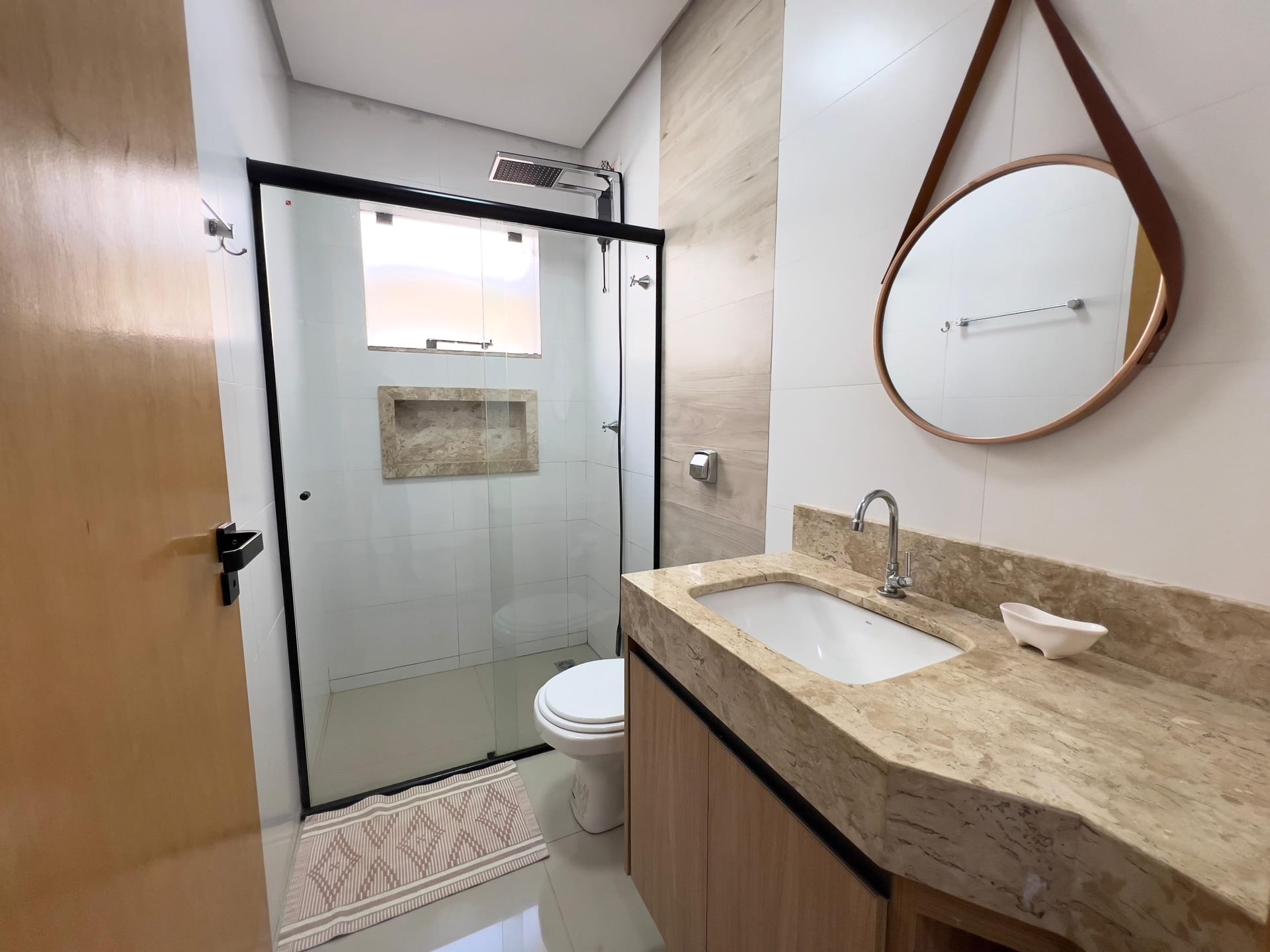 Casa à venda, Bairro Monte Carlo, Pé Direito Alto, 3 quartos sendo 1 Suite, Proximo ao Aeroporto, Londrina PR
