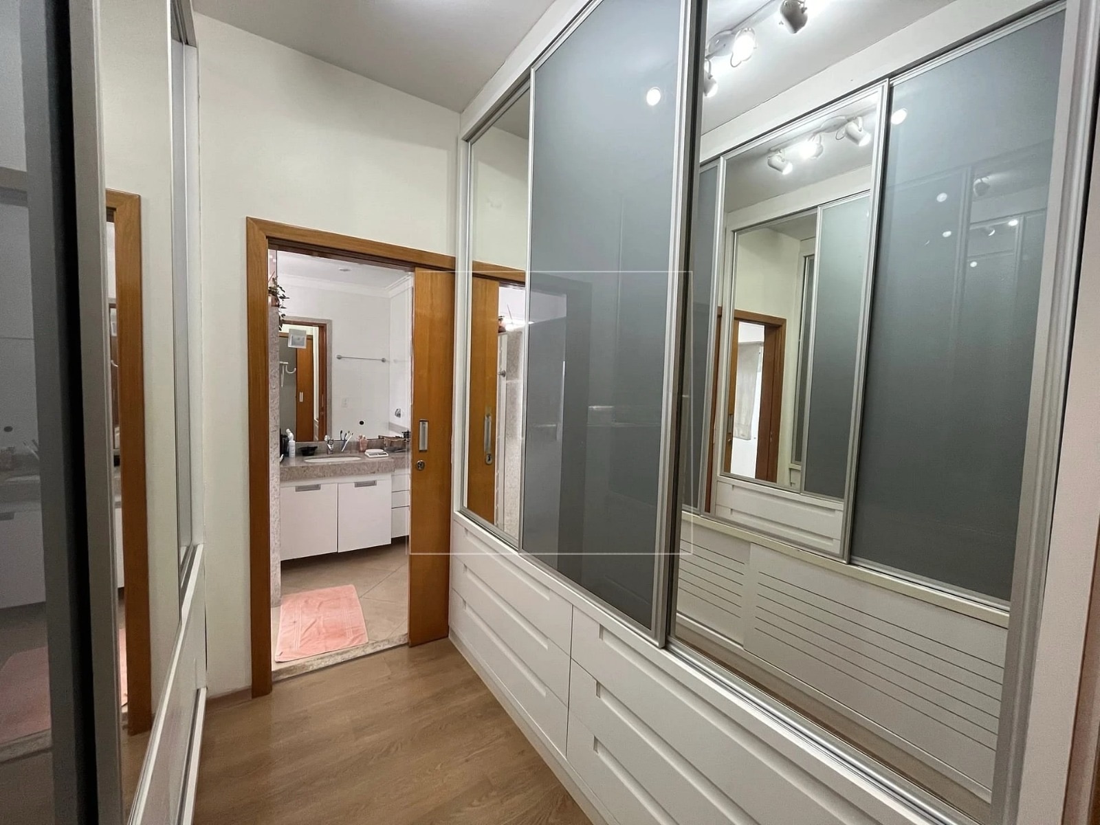 Casa à venda, Alphaville Imbuias, 400m² úteis, 4 quartos sendo 3 suítes, mobiliada -  Vivendas do Arvoredo, Londrina, PR