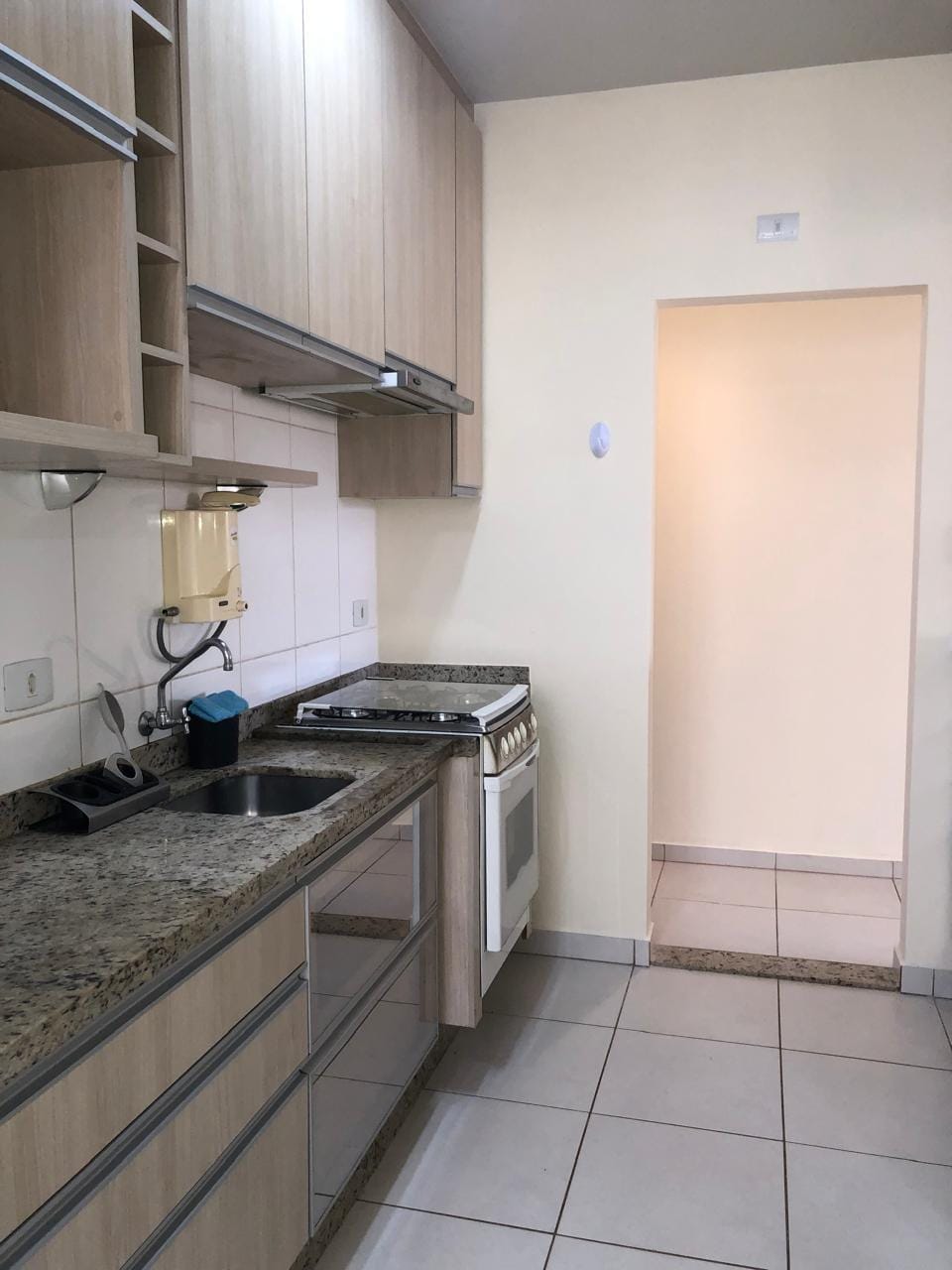 Apartamento à venda, Edifício Mirante do Lago, 76m² úteis, 3 quartos sendo 1 suíte, sacada com churrasqueira - Gleba Fazenda Palhano, Londrina, P