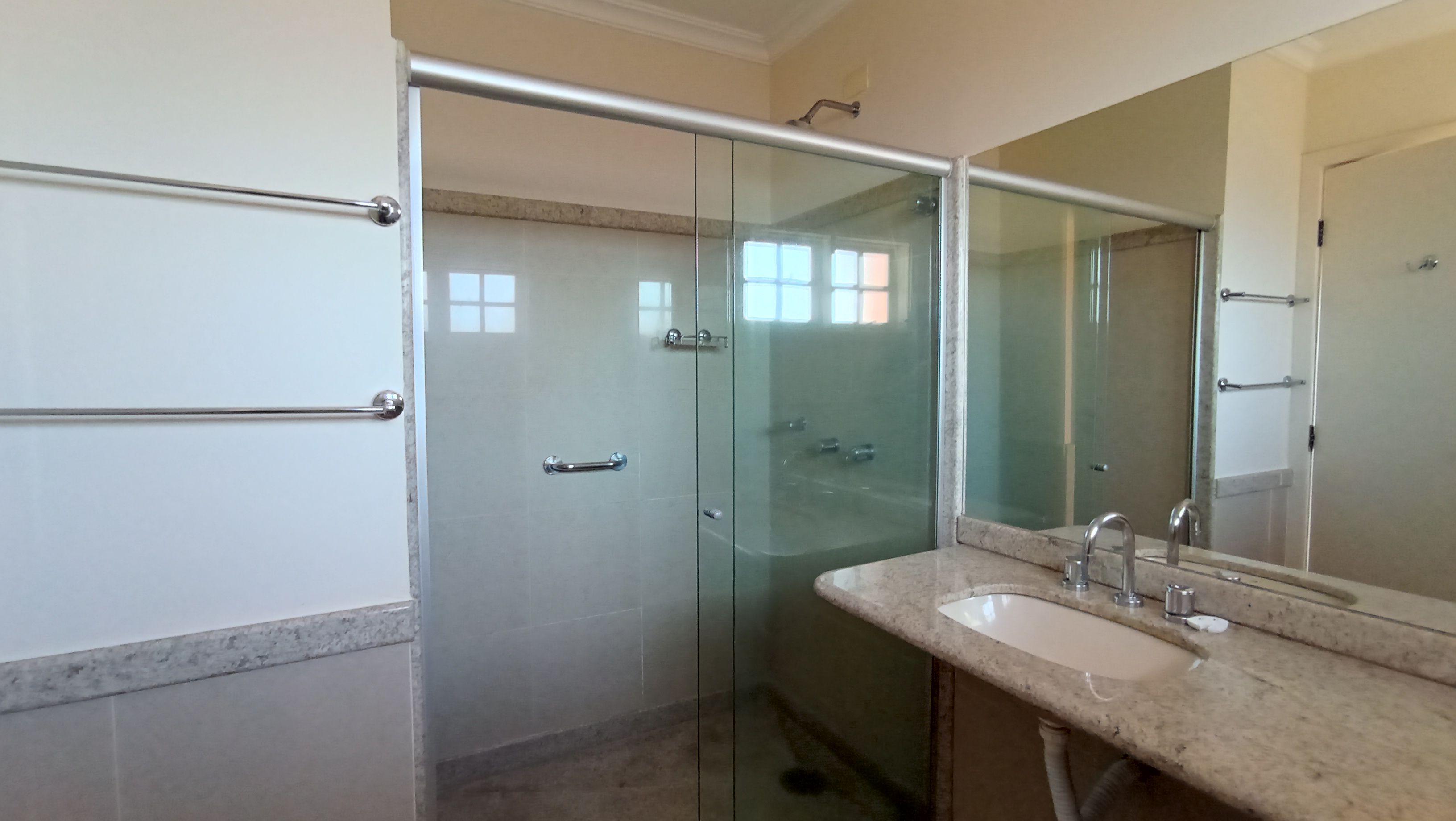 Casa à Venda, 4 quartos - 2 suítes/ piscina/ Tucanos,  Londrina, PR