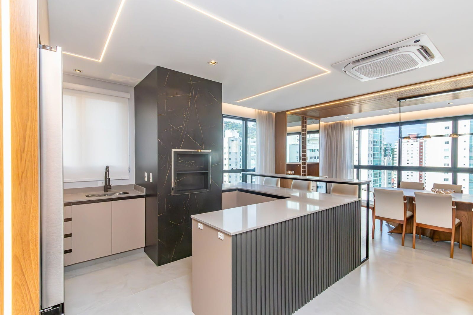 Apartamento à venda, Edifício Costa, 136m²úteis,  4 suítes, 1 Lavabo, 2 vagas, próximo a roda gigante, Pioneiros, Barra norte- Balneário Camboriú