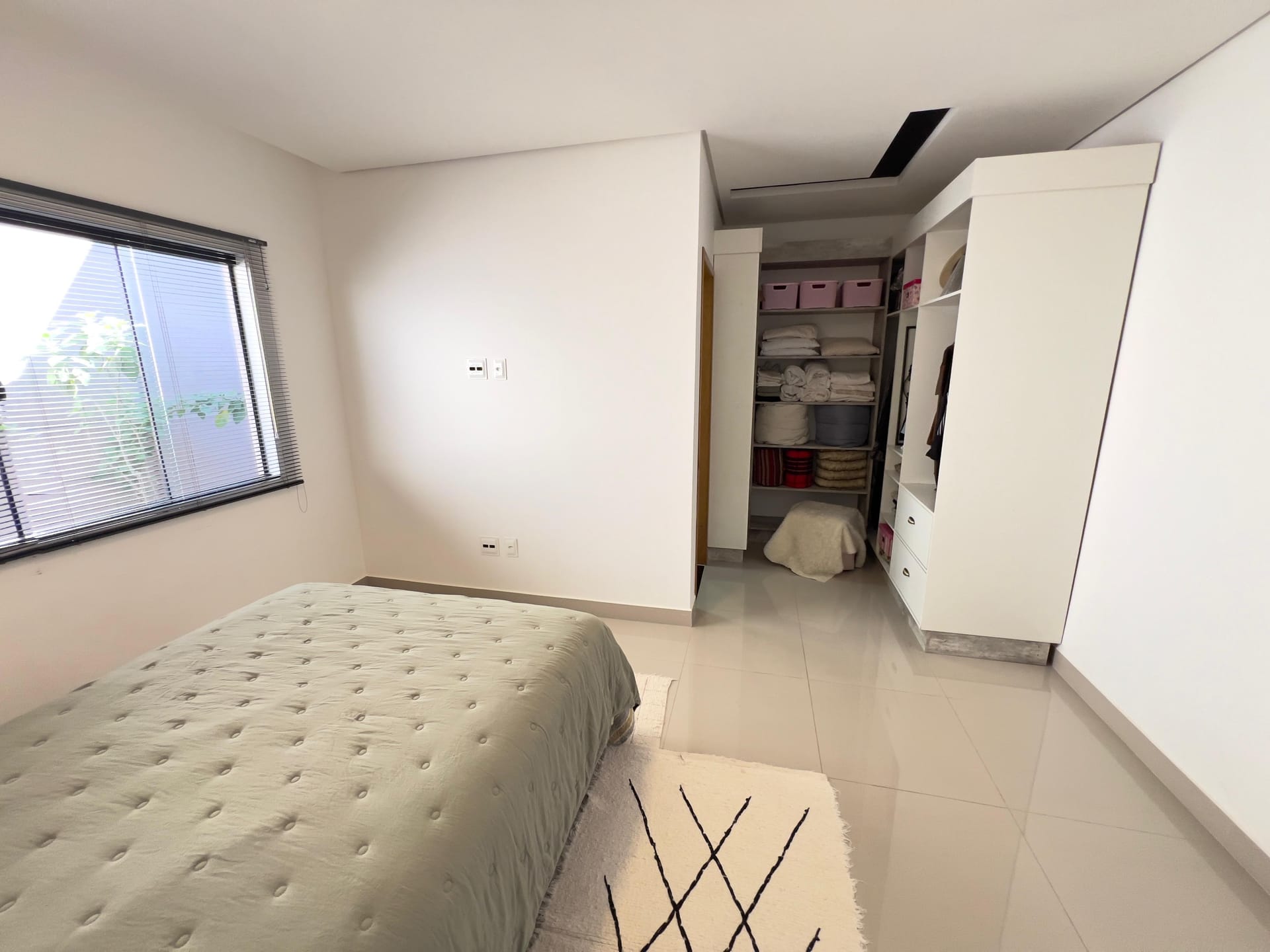 Casa à venda, Bairro Monte Carlo, Pé Direito Alto, 3 quartos sendo 1 Suite, Proximo ao Aeroporto, Londrina PR