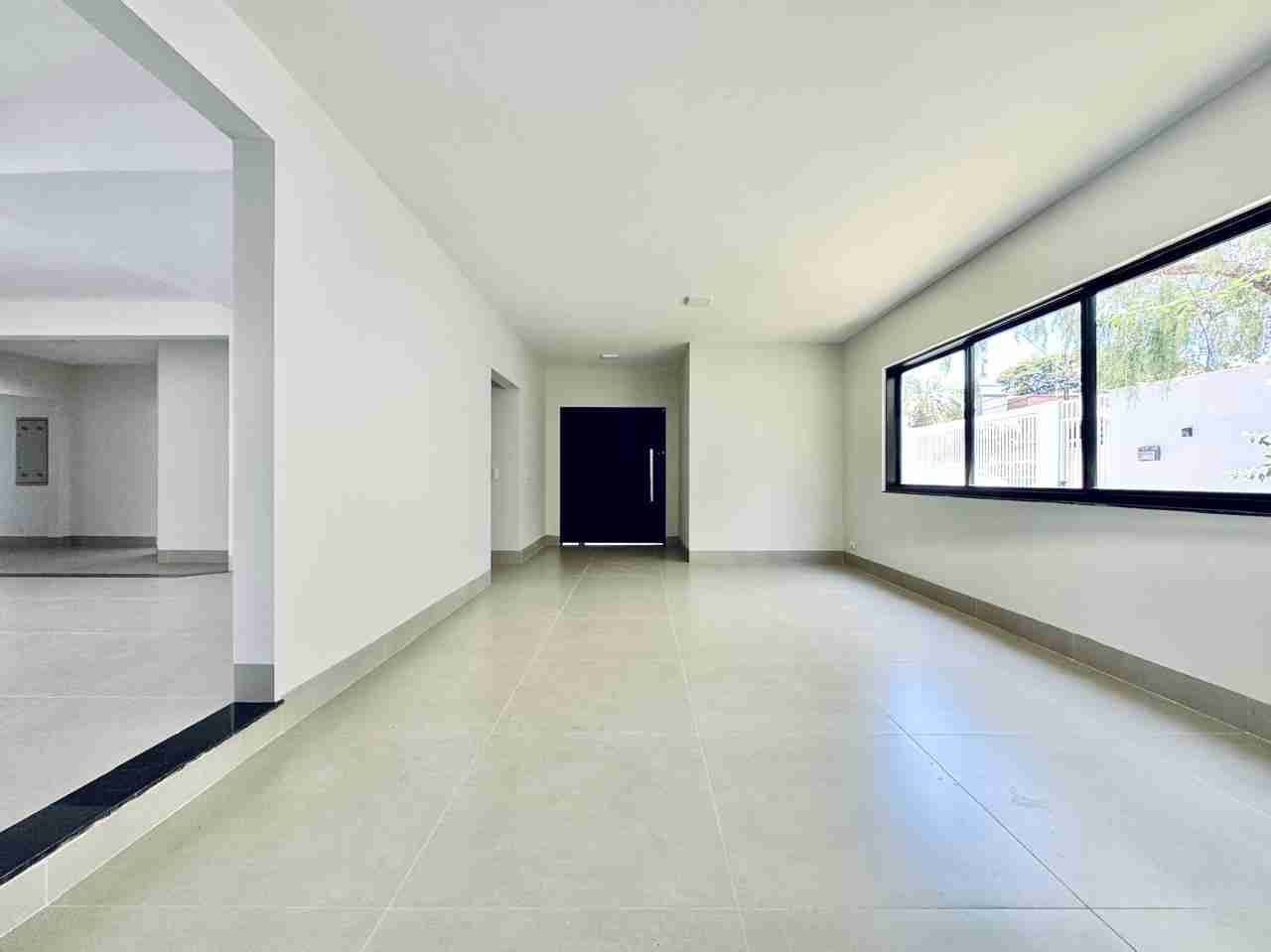 Casa à venda, alto padão, 3 pavimentos, aréa útil de 465M², 6 quartos (sendo 2 suítes e um suíte master) ,Mediterrâneo, Londrina, PR