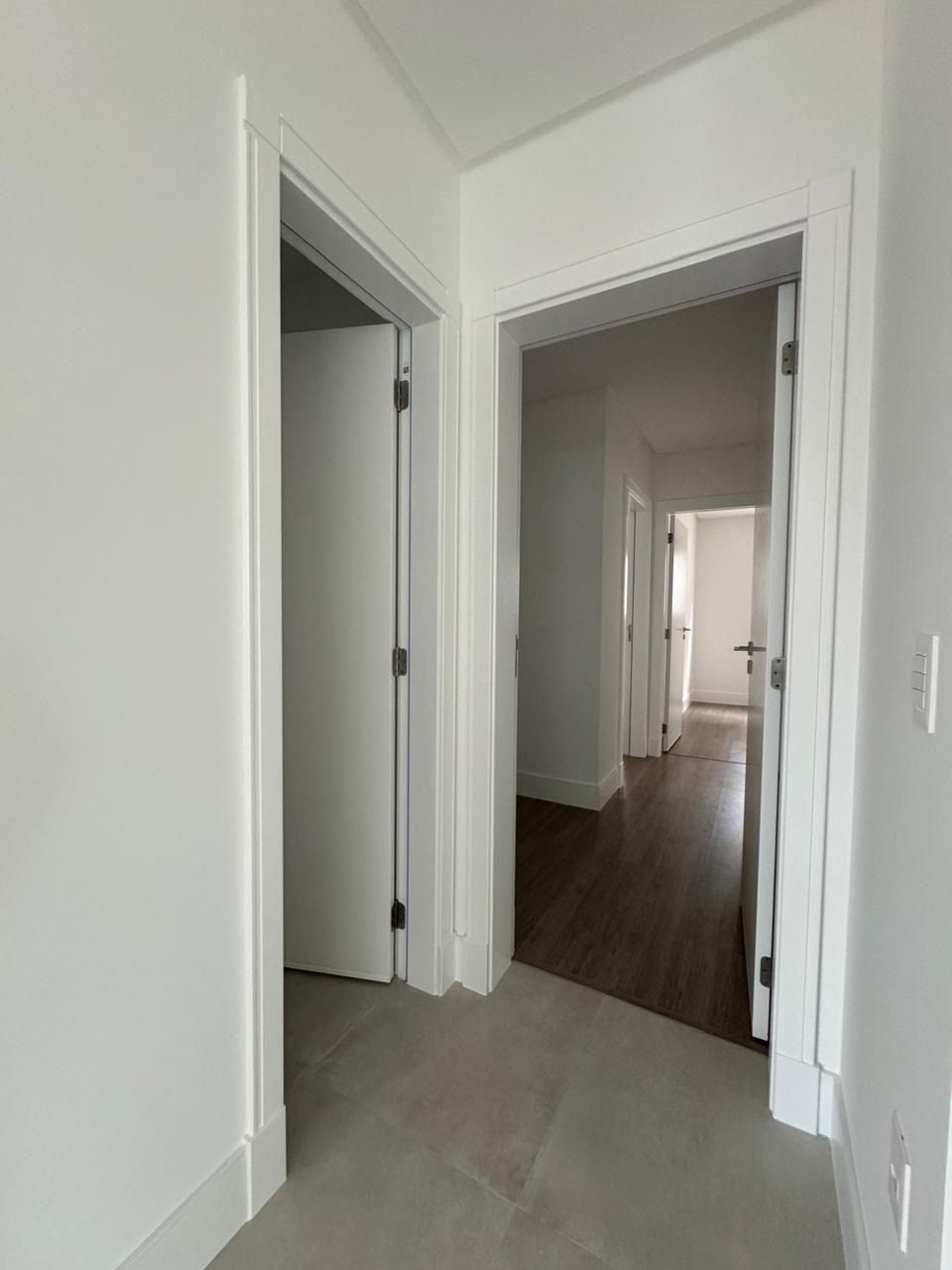 Apartamento novo à venda, 400m² da praia, Edifício Fiori Del Mare Residenziale, 3 suítes, 2 vagas de garagem, Itapema/SC.