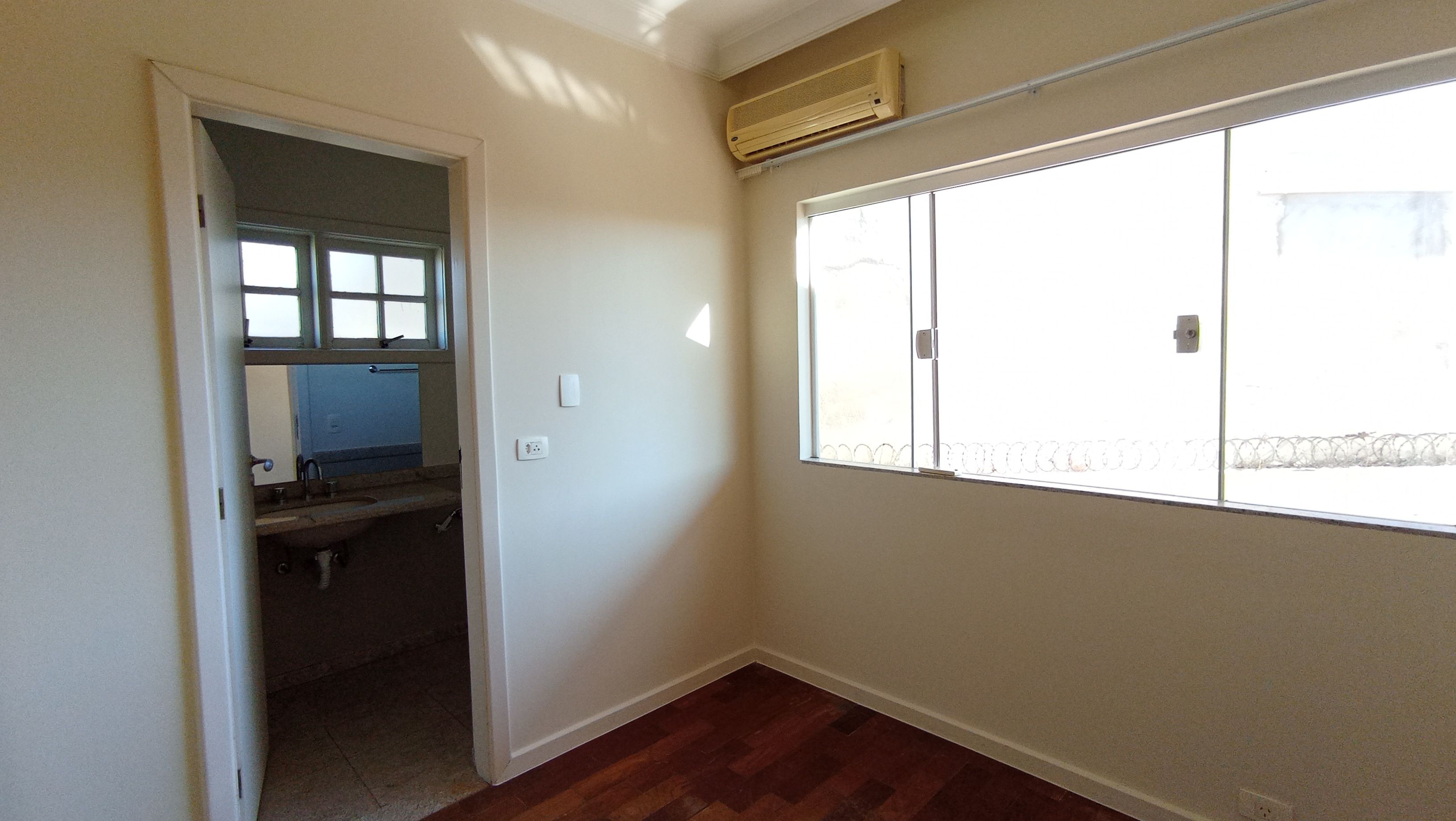 Casa à Venda, 4 quartos - 2 suítes/ piscina/ Tucanos,  Londrina, PR