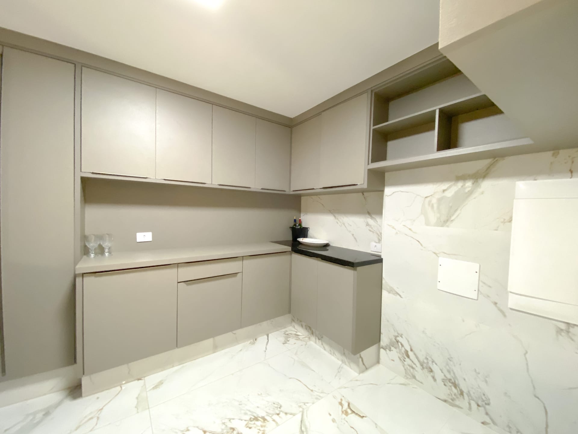 Sobrado à Venda, 302m² úteis,  3 suítes, decorado no Cond.Vivenda Vivendas do Arvoredo, Londrina, PR