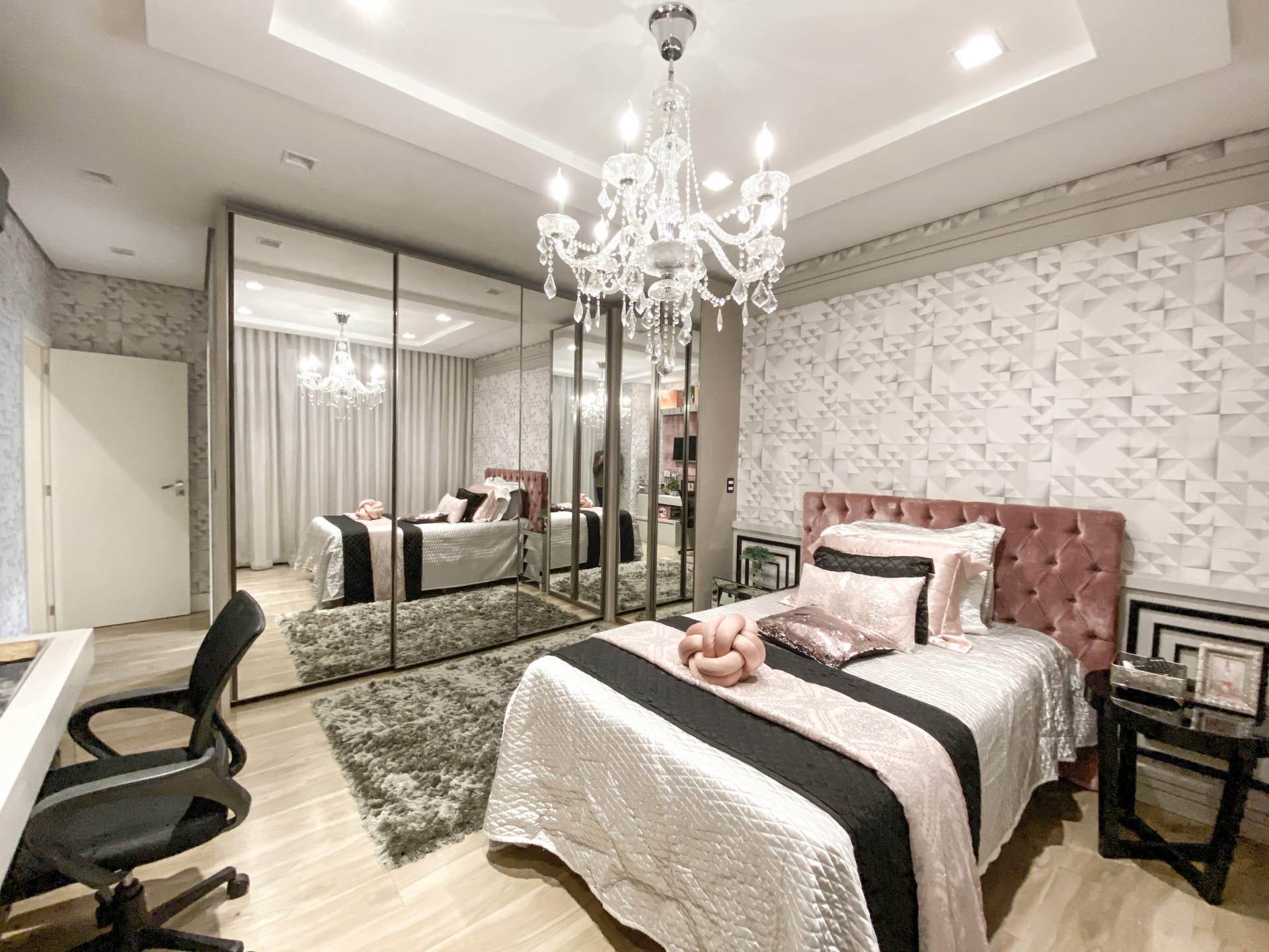 Casa venda e locação no Cond. Alphaville II, 300m² úteis, mobiliada, decorada com 4 quartos sendo 2 suítes e 2 demi-suites, piscina, hidromassage