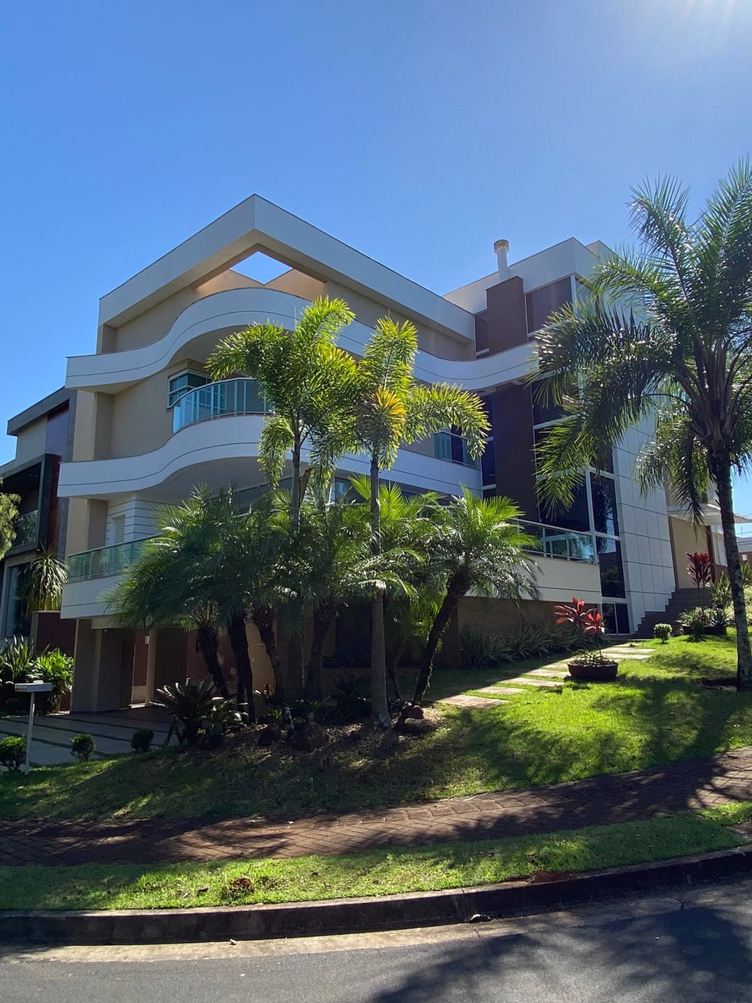 Triplex de luxo 500m² úteis/4 suítes no Cond. Alphaville II, churrasqueira /piscina, ar condicionado, 2 lareiras - Vivendas do Arvoredo - Londrin