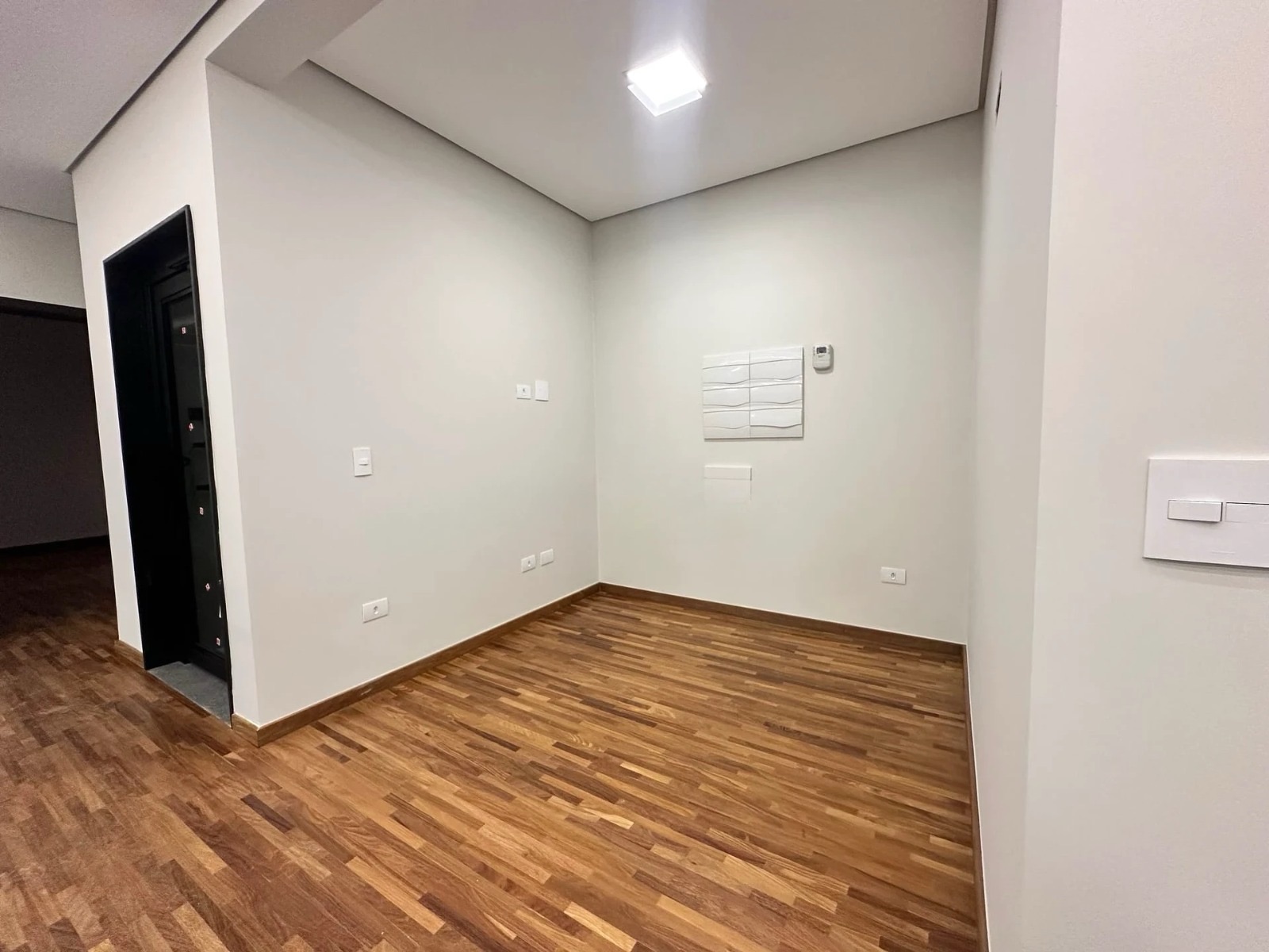 Sobrado à Venda, condomínio Royal Forest, recém construído, 330 m2 úteis, 3 suítes, elevador piscina, Esperança, Londrina, PR