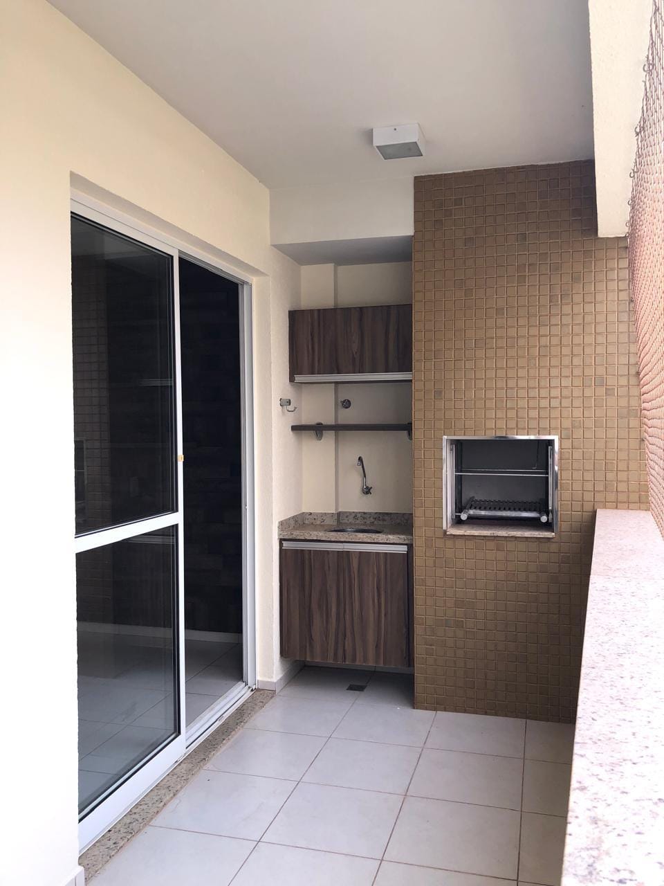 Apartamento à venda, Edifício Mirante do Lago, 76m² úteis, 3 quartos sendo 1 suíte, sacada com churrasqueira - Gleba Fazenda Palhano, Londrina, P