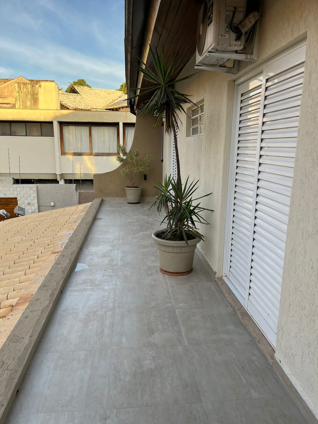Casa Residencial ou Comercial de 400 m² para venda, 05 quartos (sendo 2 suítes) piscina, de frente para o lago Igapó 1 -Bairro Canaã, Londrina, P