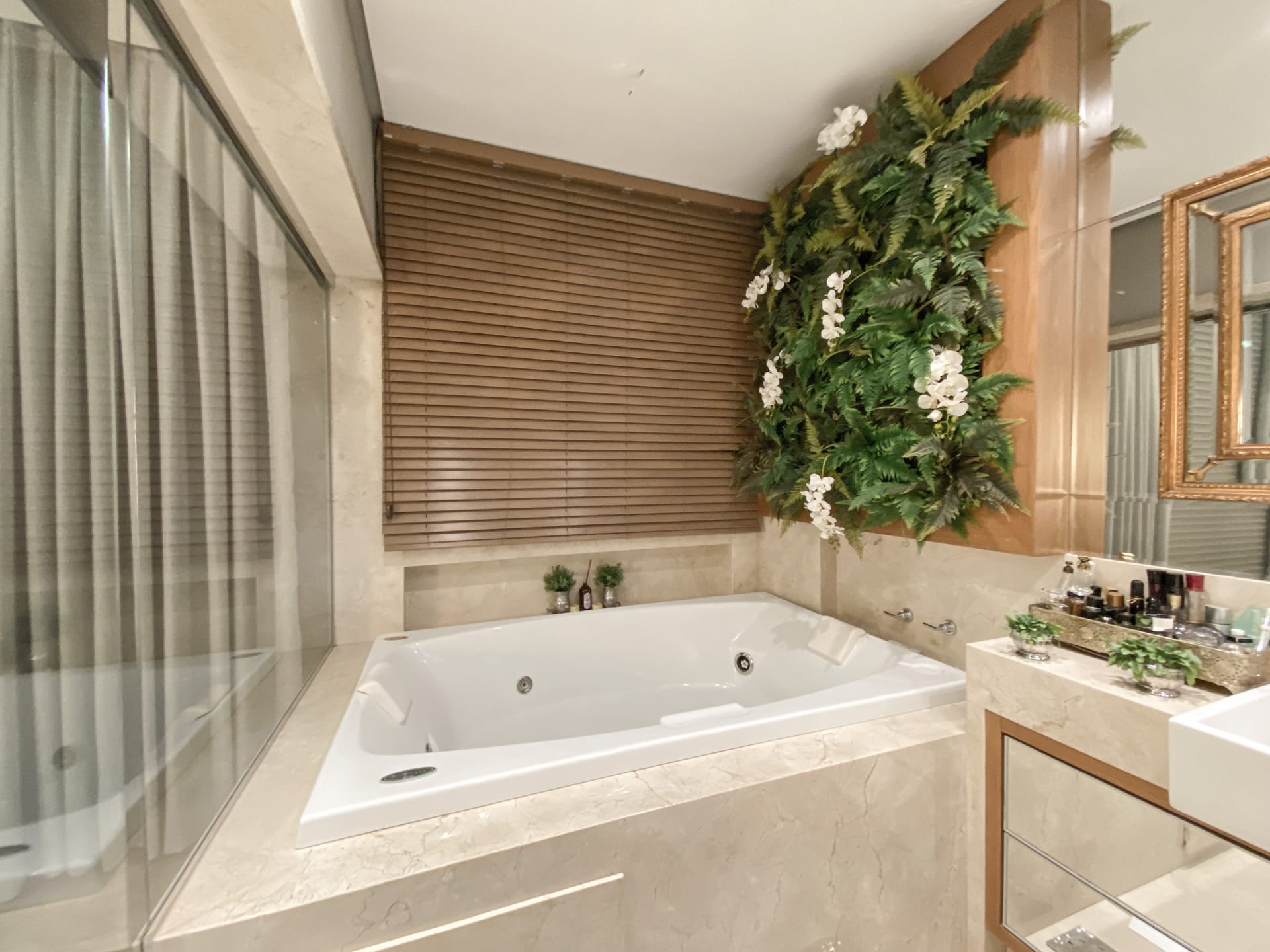 Casa venda e locação no Cond. Alphaville II, 300m² úteis, mobiliada, decorada com 4 quartos sendo 2 suítes e 2 demi-suites, piscina, hidromassage