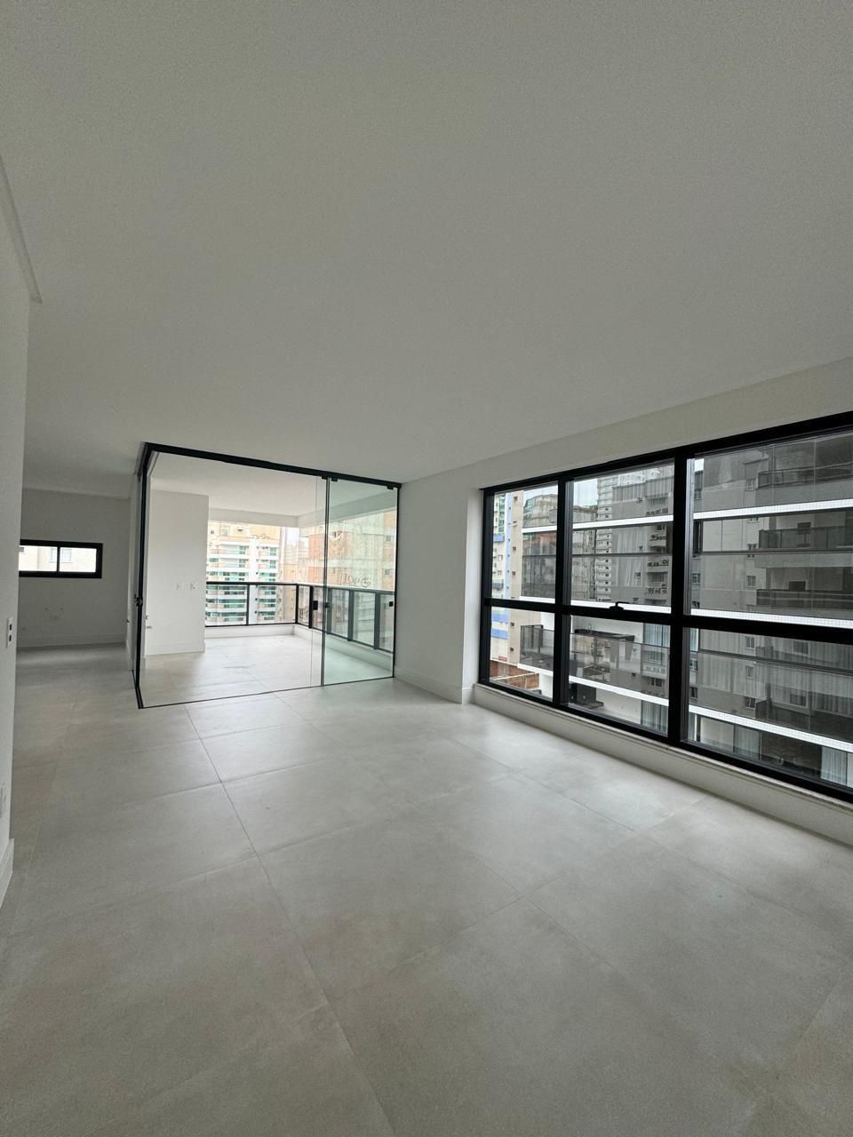 Apartamento novo à venda, 400m² da praia, Edifício Fiori Del Mare Residenziale, 3 suítes, 2 vagas de garagem, Itapema/SC.