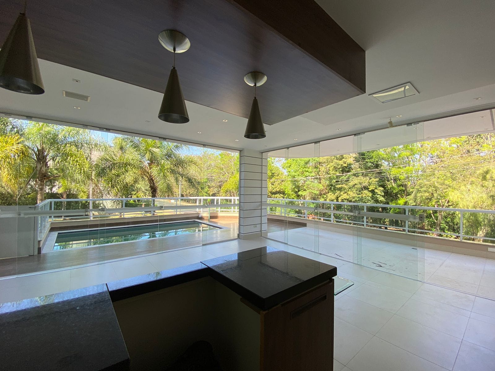 Triplex de luxo 500m² úteis/4 suítes no Cond. Alphaville II, churrasqueira /piscina, ar condicionado, 2 lareiras - Vivendas do Arvoredo - Londrin