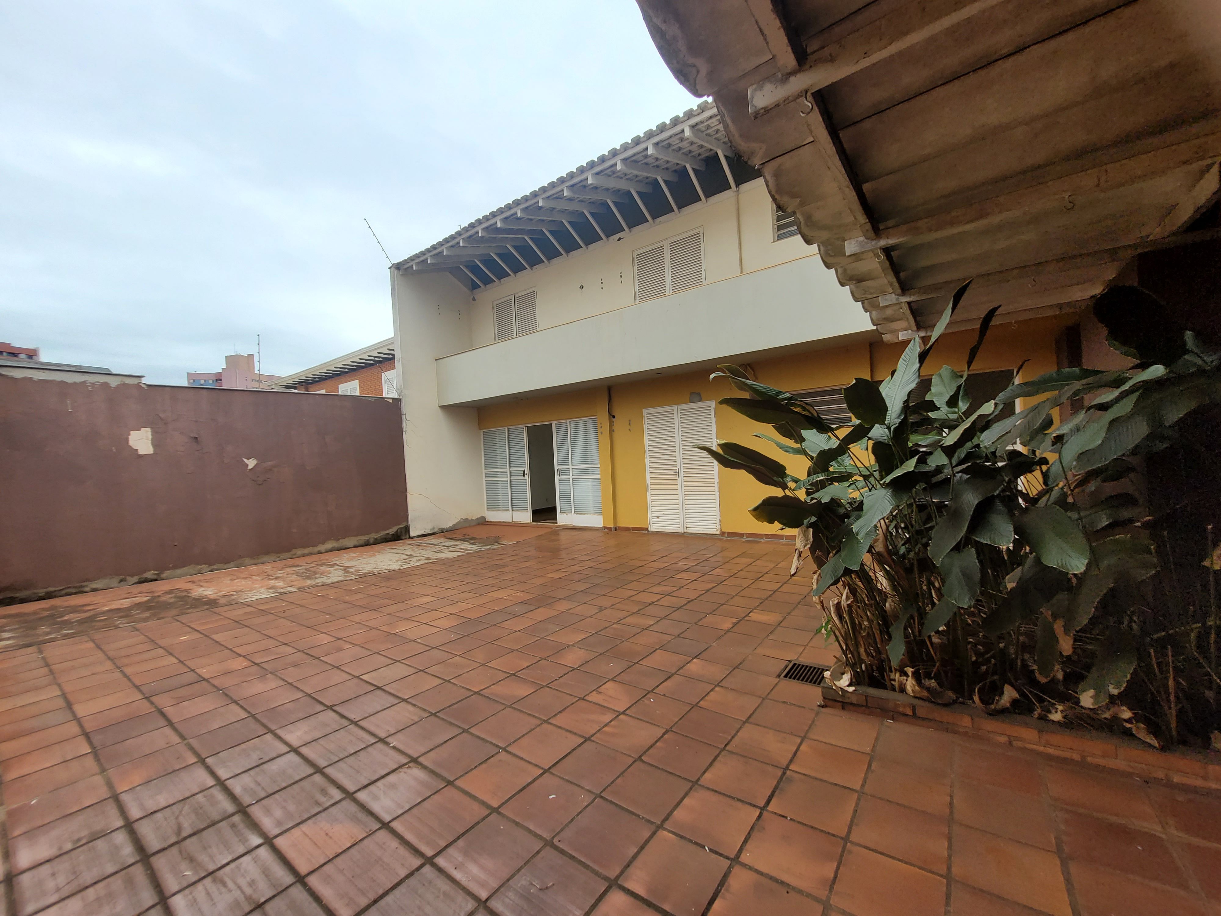 Sobrado à venda, 438m², 5 quartos sendo 3 suítes, 4 banheiros, 4 vagas de garagem no centro de Londrina, PR