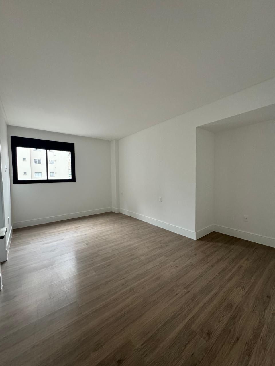 Apartamento novo à venda, 400m² da praia, Edifício Fiori Del Mare Residenziale, 3 suítes, 2 vagas de garagem, Itapema/SC.