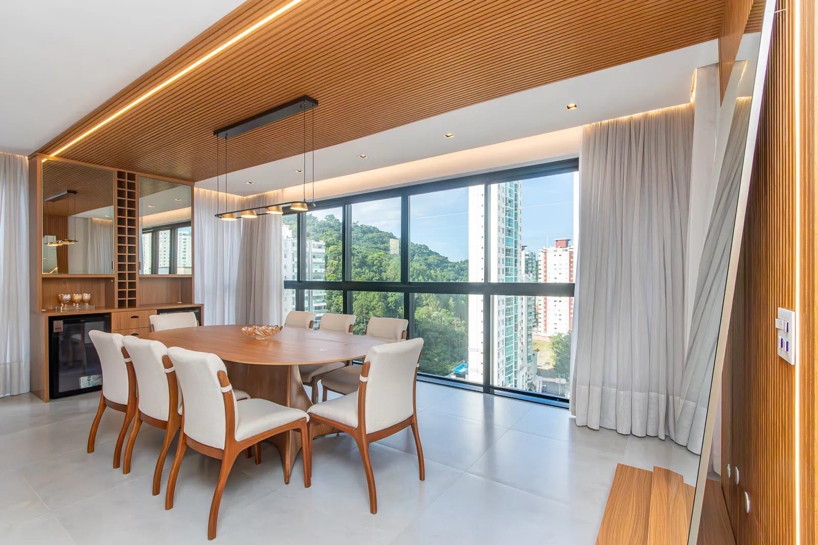 Apartamento à venda, Edifício Costa, 136m²úteis,  4 suítes, 1 Lavabo, 2 vagas, próximo a roda gigante, Pioneiros, Barra norte- Balneário Camboriú
