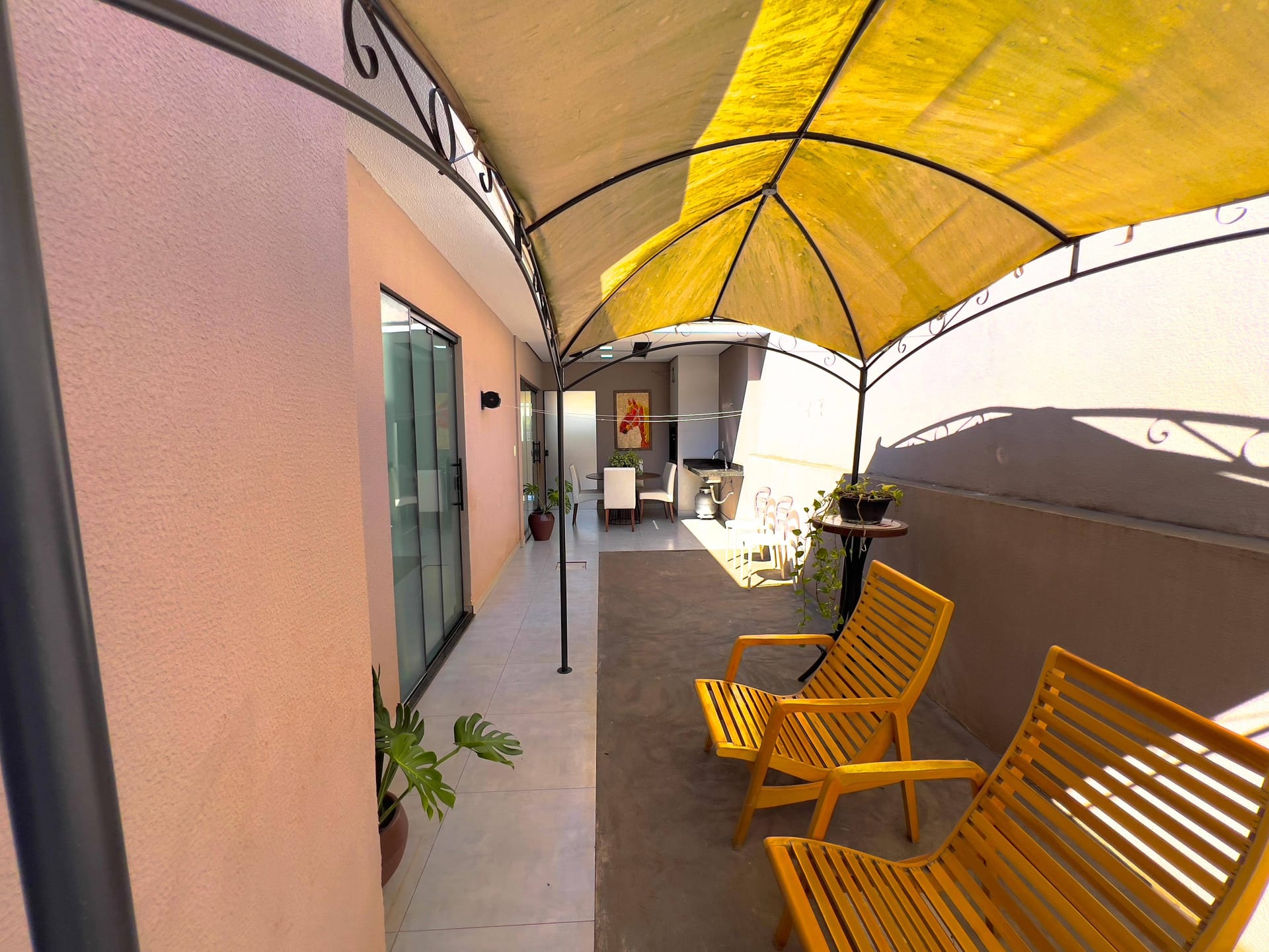 Casa à venda, Bairro Monte Carlo, Pé Direito Alto, 3 quartos sendo 1 Suite, Proximo ao Aeroporto, Londrina PR