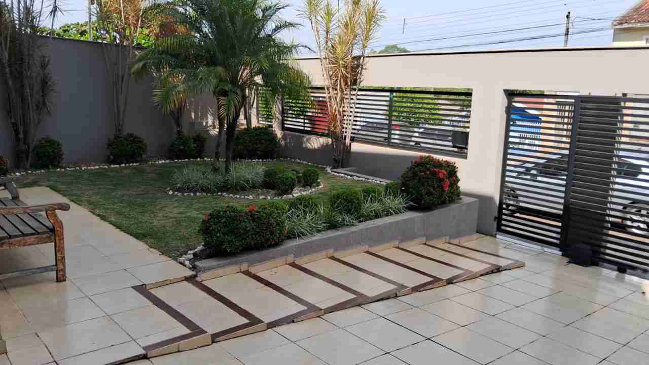 Casa à venda, Jd Kobayashi, 280m² privados, com piscina, 3 quartos sendo 1 suíte, 3 vagas - Califórnia, Londrina, PR