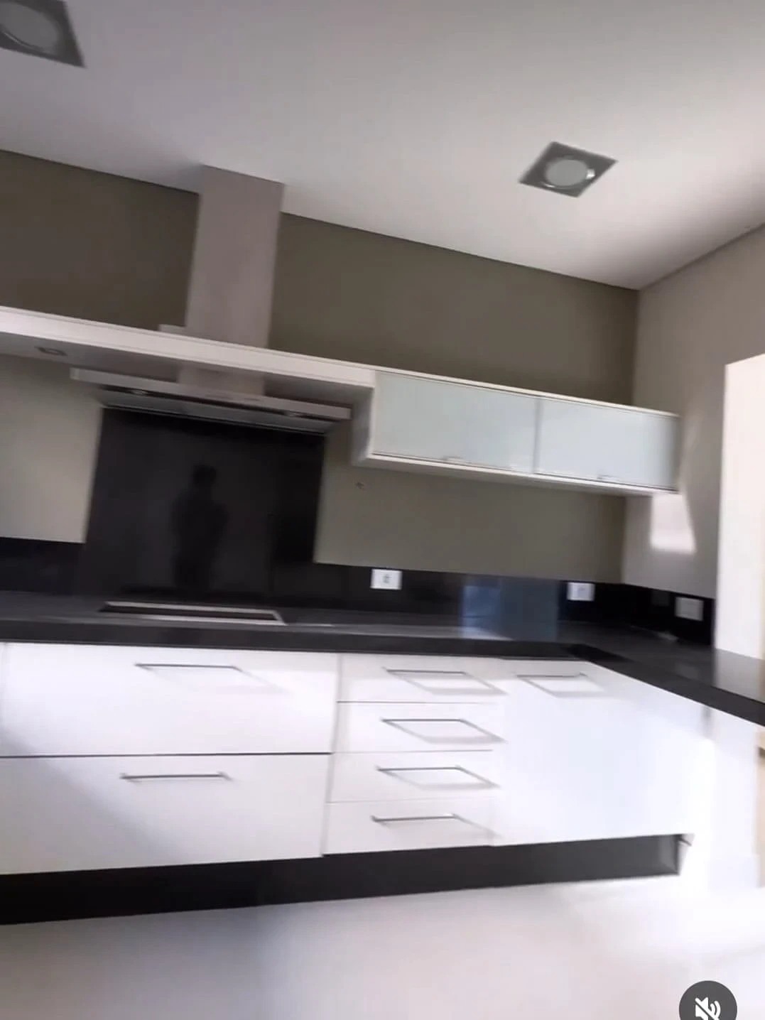 Sobrado à venda, Condomínio Royal Forest, 220m² úteis, 3 suítes, piscina, quintal, 4 vagas - Esperança, Londrina, PR