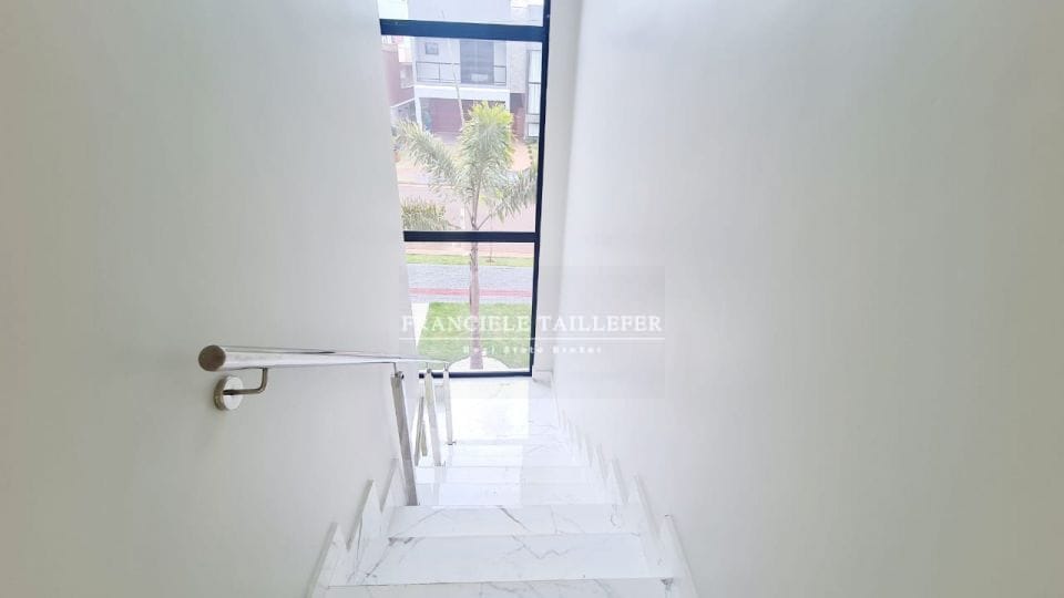 Triplex 205m²/3 suítes/4 vagas/sistema alexa - TÁUA ARANGUA - Londrina Pr