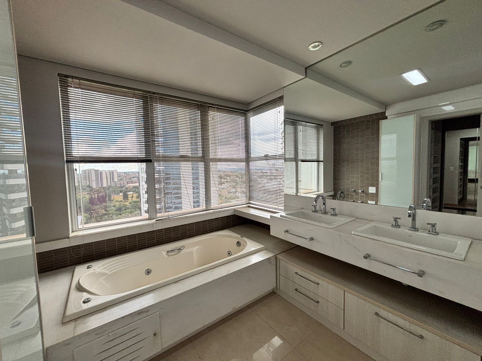 Apartamento à venda, Edifício Pallazo Di Césare , 156m2 úteis, 3 suítes, 3 vagas, andar alto, vista Lago, mobiliado, Bela Suiça, Londrina, PR