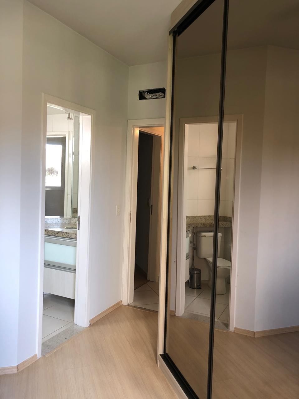 Apartamento à venda, Edifício Mirante do Lago, 76m² úteis, 3 quartos sendo 1 suíte, sacada com churrasqueira - Gleba Fazenda Palhano, Londrina, P