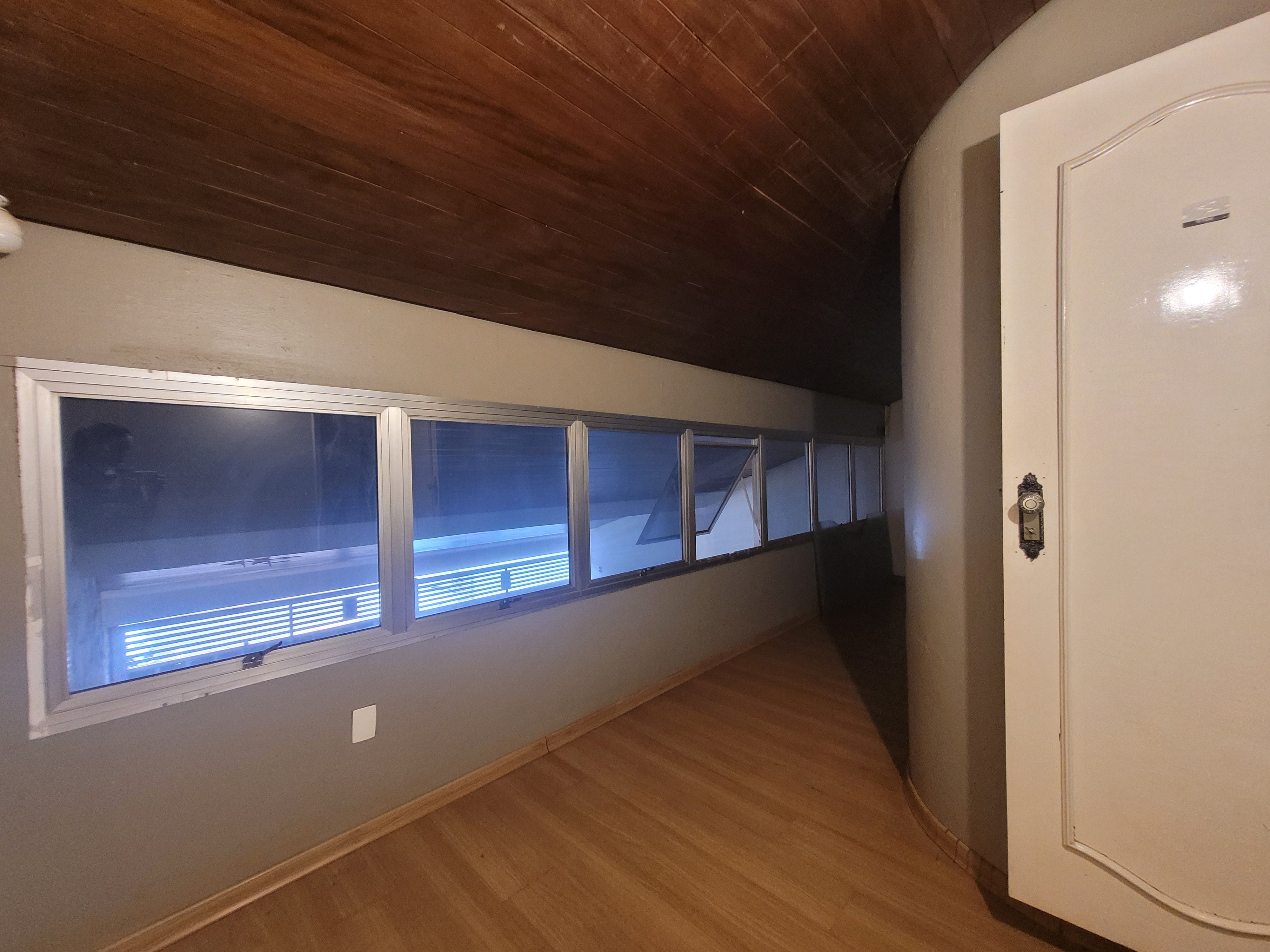 Sobrado à venda, 438m², 5 quartos sendo 3 suítes, 4 banheiros, 4 vagas de garagem no centro de Londrina, PR