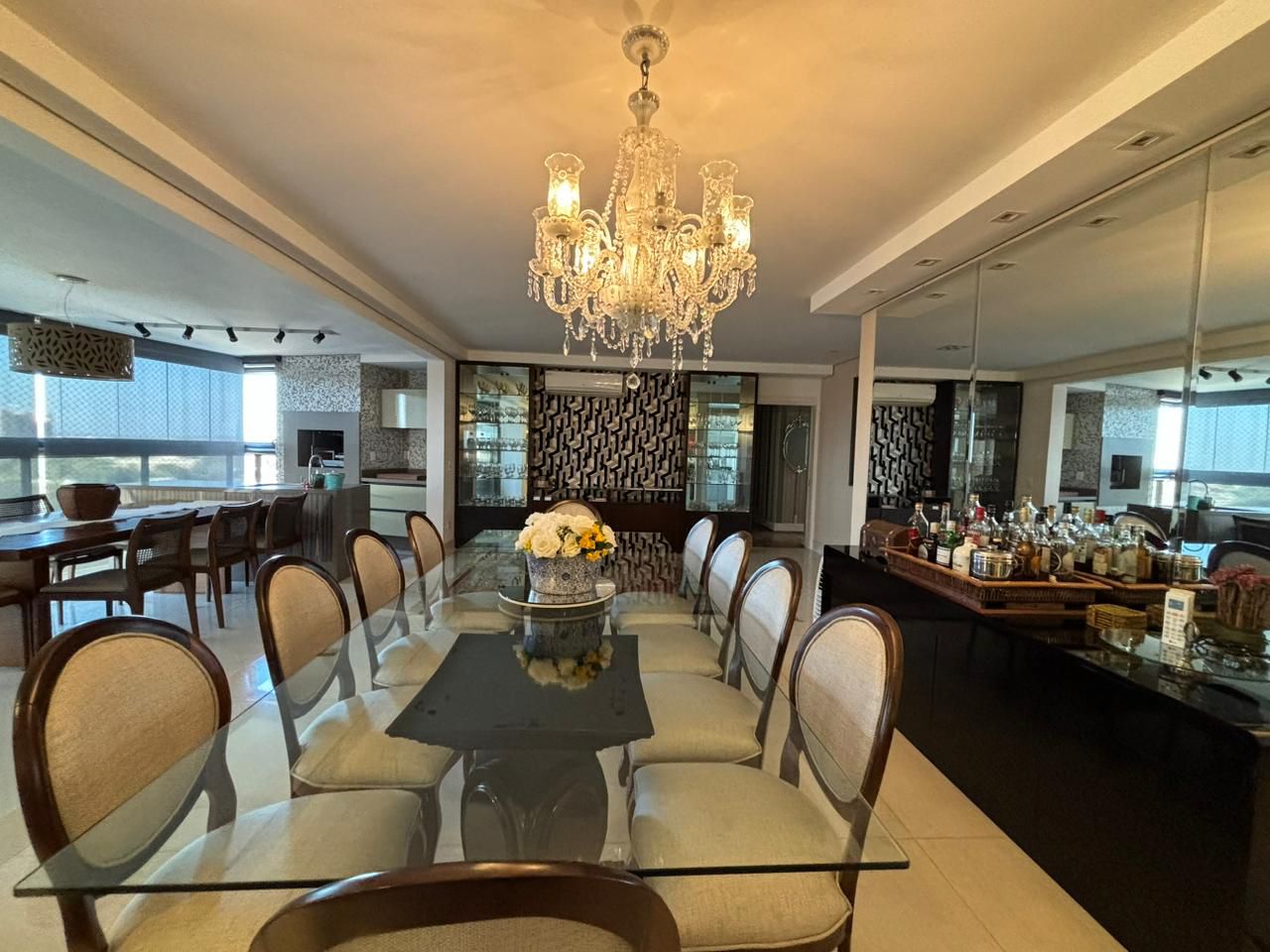 Apartamento à venda - 240m² úteis, 4 quartos sendo 2 suítes/ andar alto / 4 vagas de garagem /  PALAZZO VERONESI - Londrina/PR