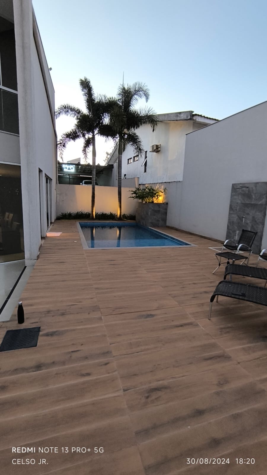 Casa à venda no Jardim Quebec, 614m², 3 Quartos sendo 1 suíte, 5 banheiros, 2 lavabos e 4 vagas de garagem, Londrina, PR