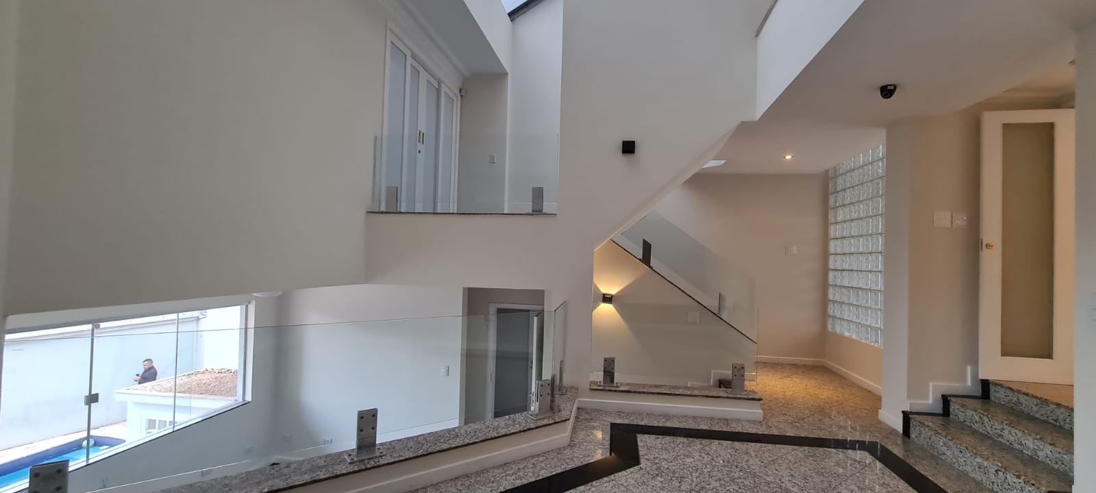 Sobrado à Venda, residencial ou comercial prox a Av Maringá, 440m² úteis, 5 quartos sendo 3 suítes, e 2 com sacada, piscina, 4 vagas - Iguaçu, Lo
