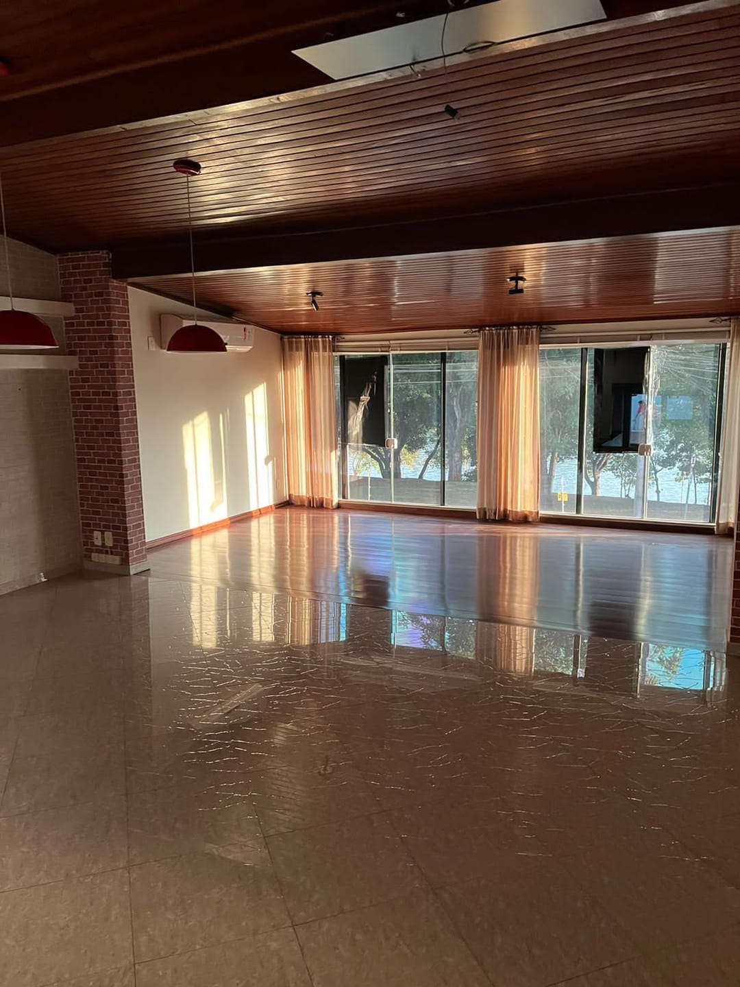 Casa Residencial ou Comercial de 400 m² para venda, 05 quartos (sendo 2 suítes) piscina, de frente para o lago Igapó 1 -Bairro Canaã, Londrina, P