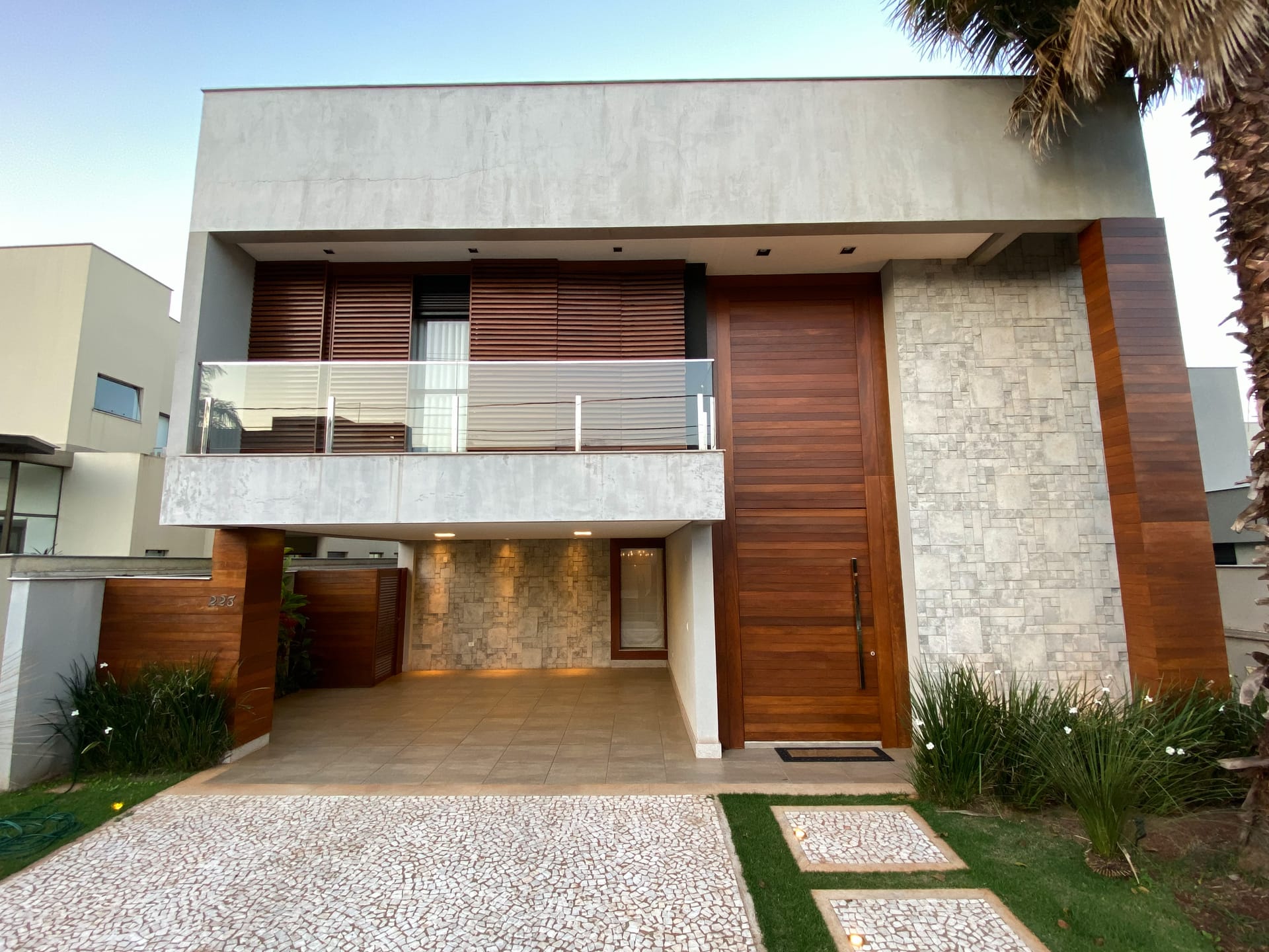 Casa venda e locação no Cond. Alphaville II, 300m² úteis, mobiliada, decorada com 4 quartos sendo 2 suítes e 2 demi-suites, piscina, hidromassage