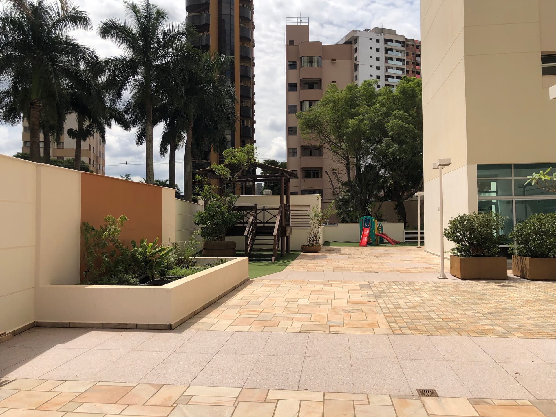 Apartamento à venda, Edifício Dolce Vita, 131,89m² úteis, 3 quartos (1 suíte), ampla varanda com churrasqueira, 2 vagas - Caiçaras, Londrina, PR