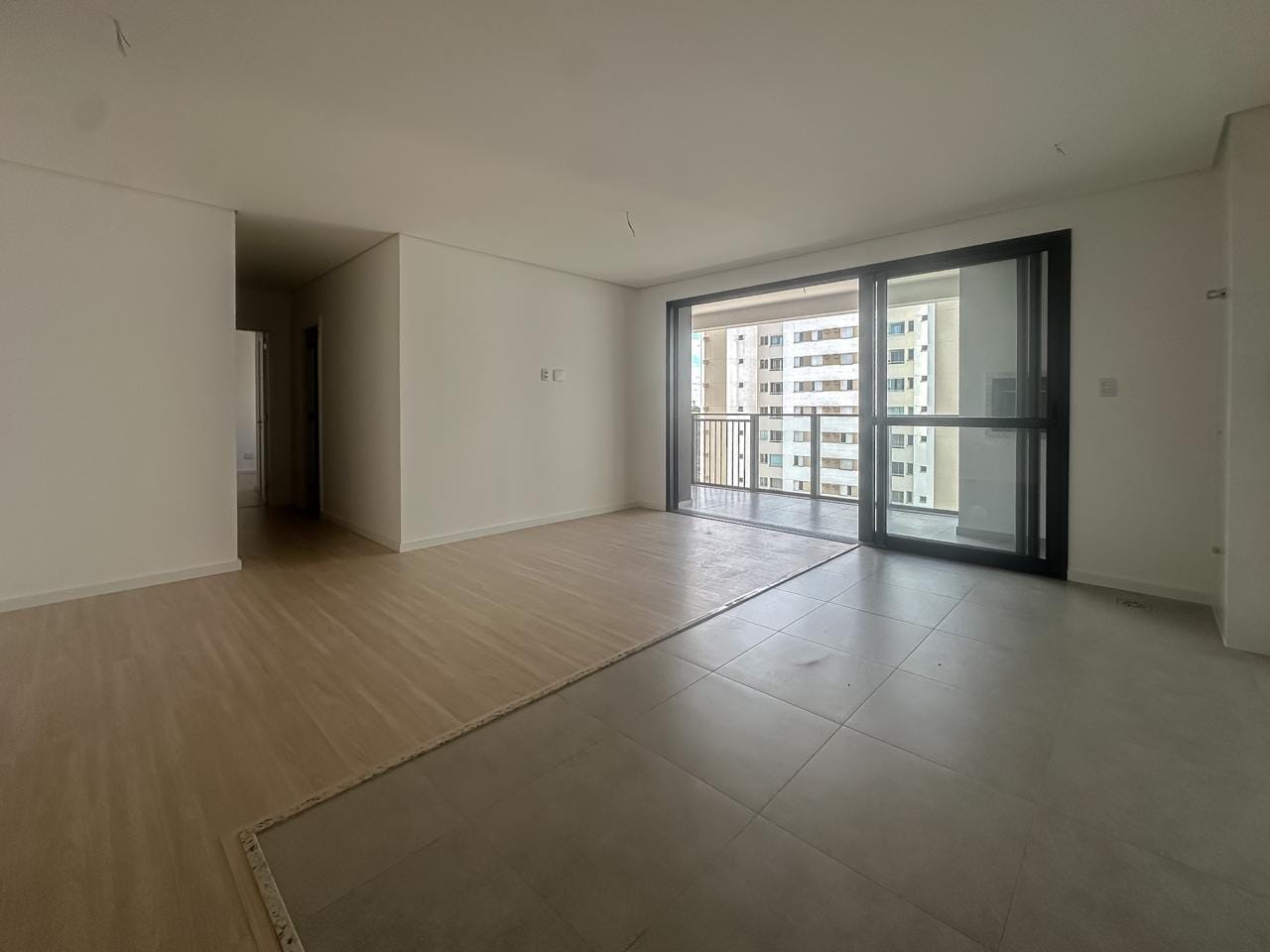 Apartamento à venda, Edifício Sense, 79m² úteis, 2 quartos (1 suíte), andar alto, ampla sacada com churrasqueira - Terra Bonita, Londrina, PR